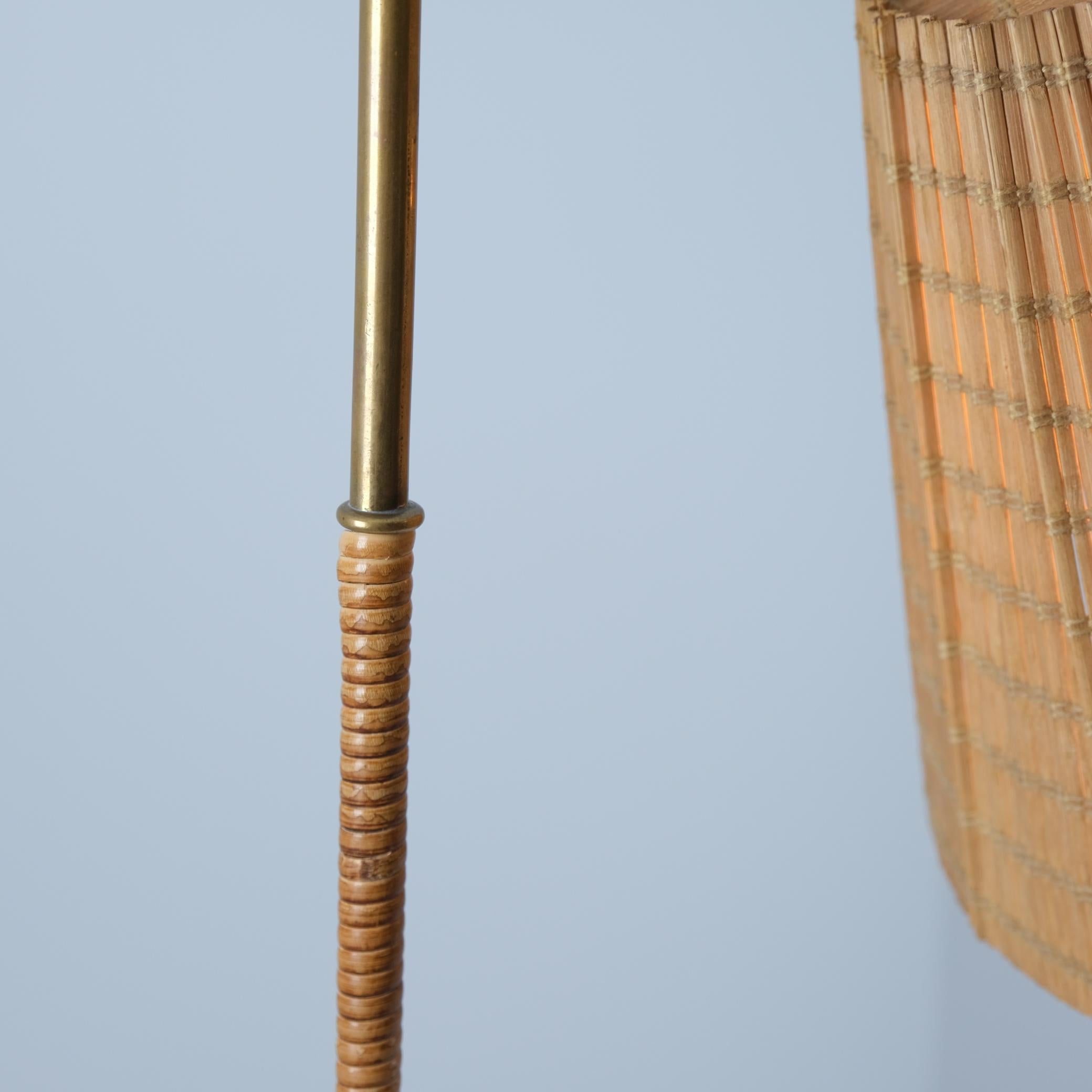 Milieu du XXe siècle Paavo Tynell Lampadaire beige à pied de corbeau modèle. 9609, abat-jour en rotin, Taito années 1950 en vente