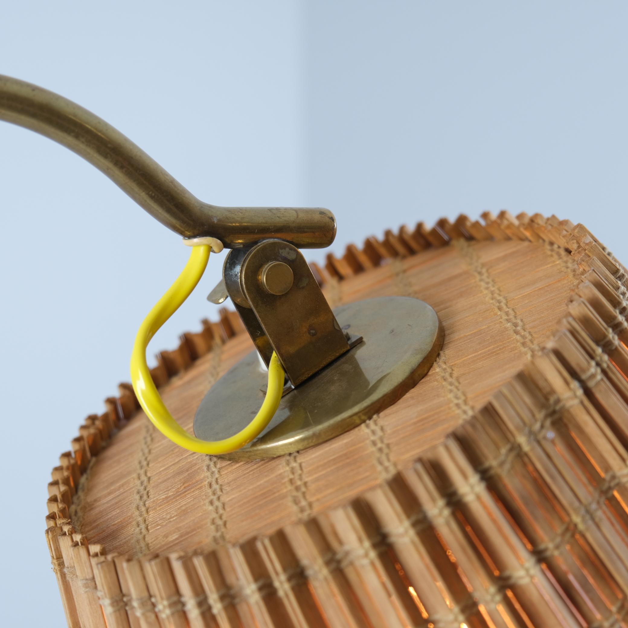 Métal Paavo Tynell Lampadaire beige à pied de corbeau modèle. 9609, abat-jour en rotin, Taito années 1950 en vente