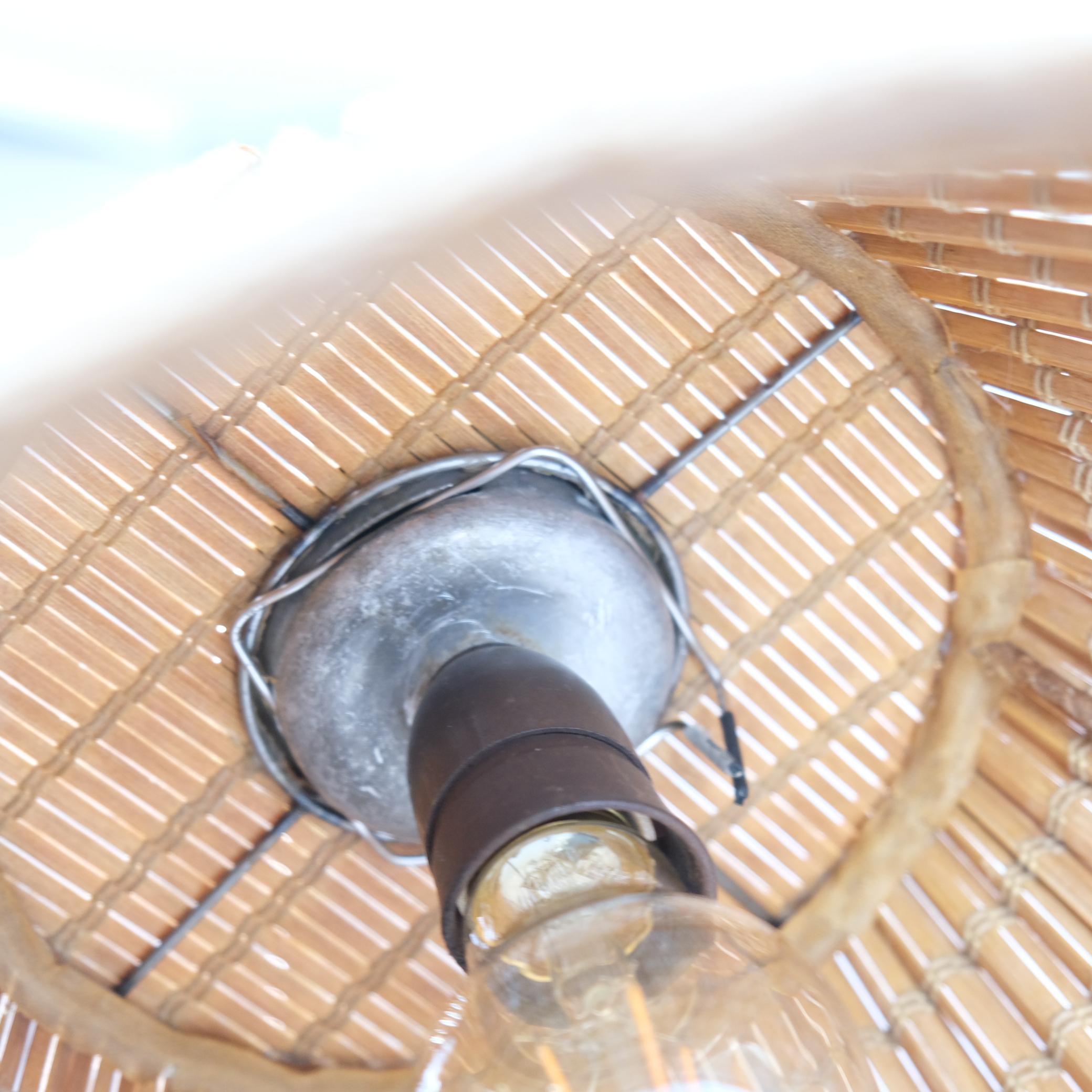 Paavo Tynell Lampadaire beige à pied de corbeau modèle. 9609, abat-jour en rotin, Taito années 1950 en vente 1