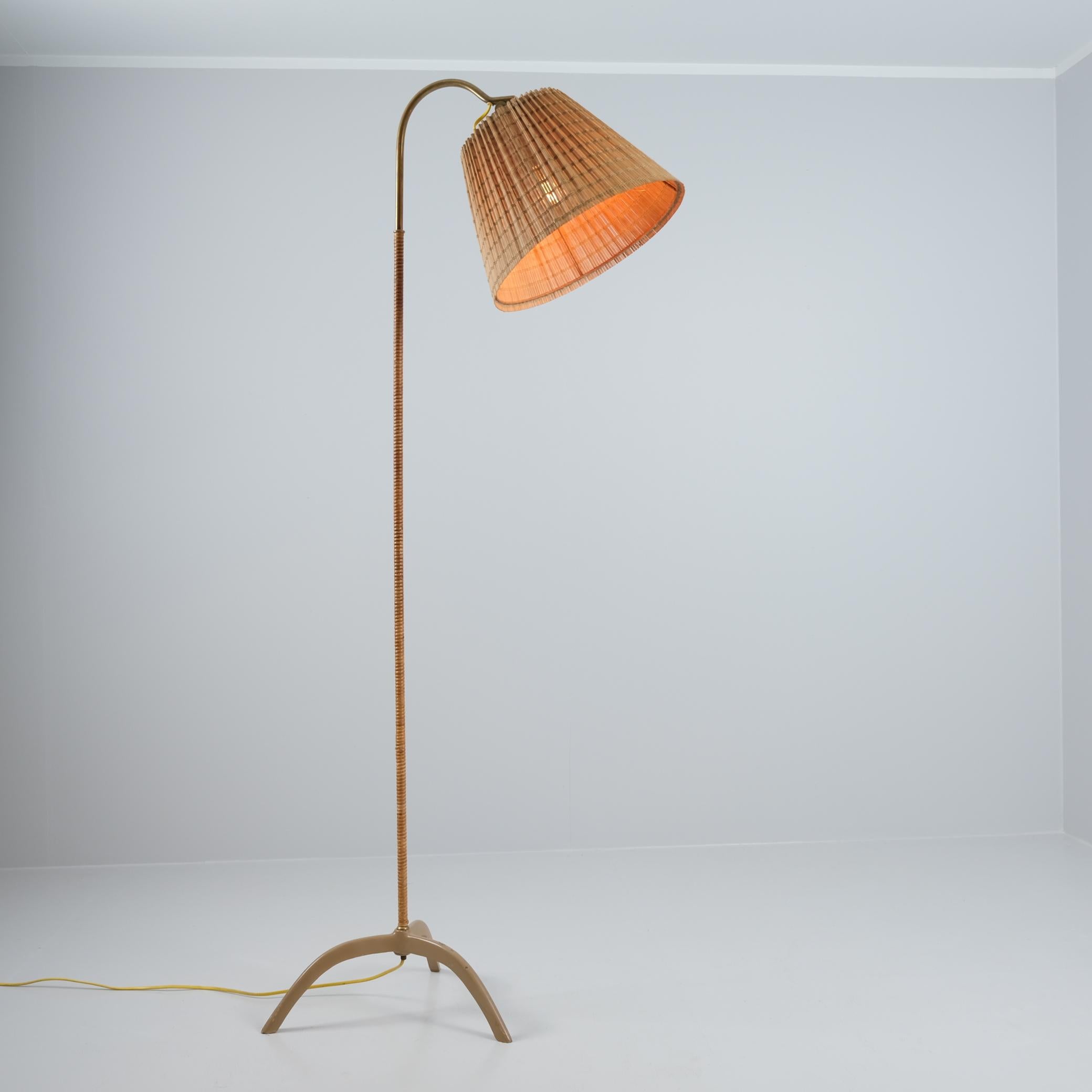 Paavo Tynell Lampadaire beige à pied de corbeau modèle. 9609, abat-jour en rotin, Taito années 1950 en vente 2