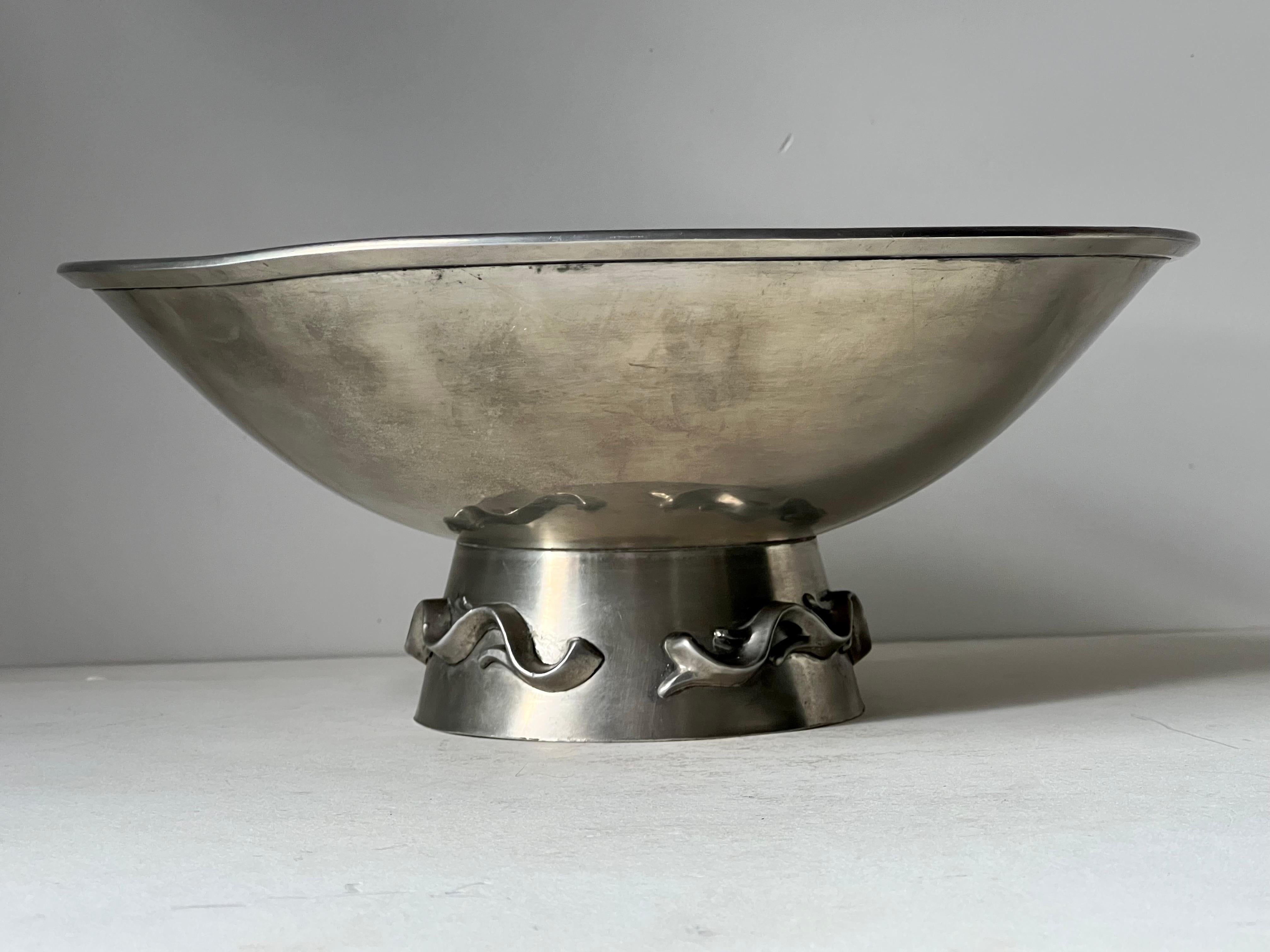Silver plated bowl designed by Paavo Tynell and manufactured by his own company Taito circa 1950's.
Has wear and patina (pictured).