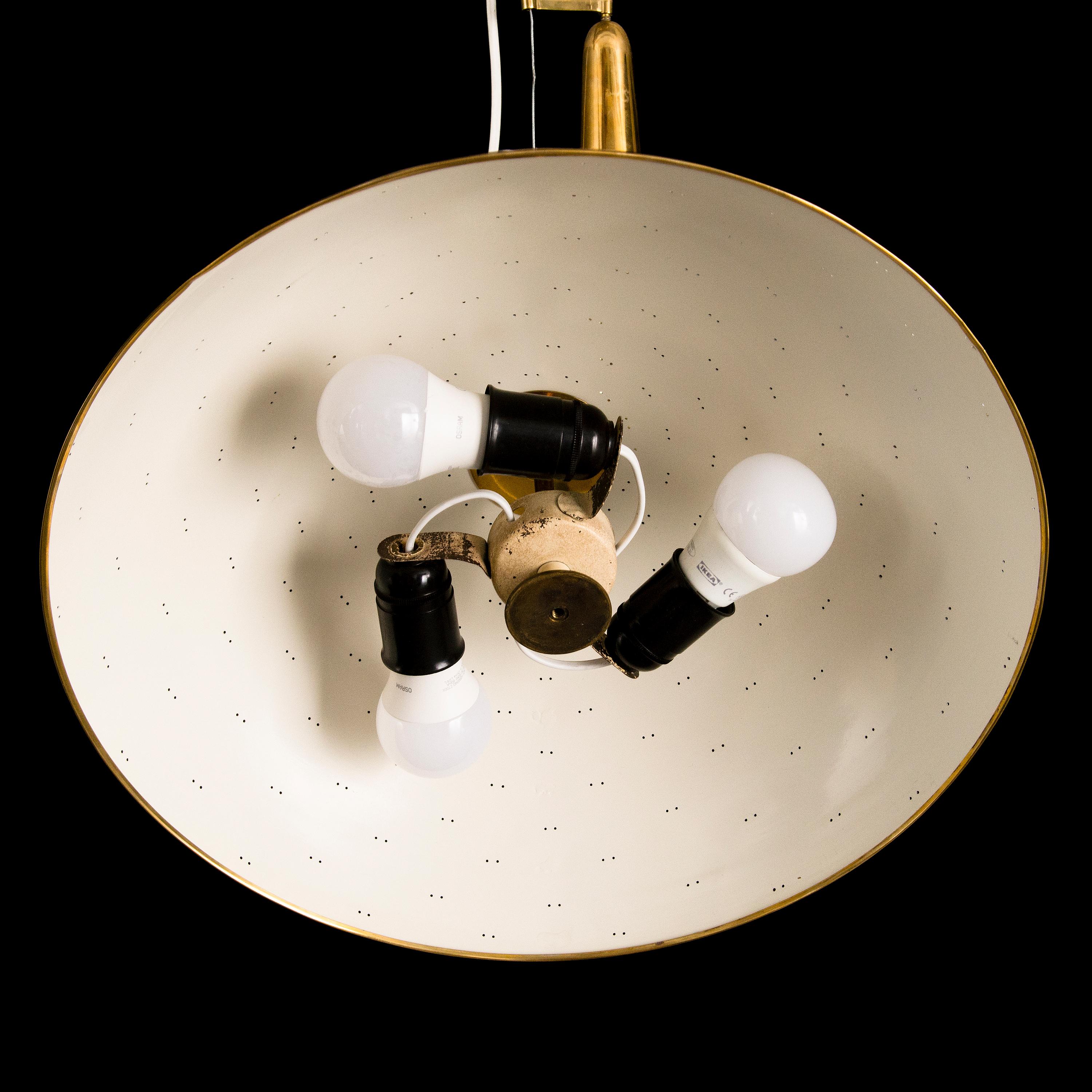 Paavo Tynell
Raro modello N° 1965  lampada a sospensione di Paavo Tynell (Finlandia, 1890-1973)  in Lampada da soffitto adibile in ottone lucido, con paralume traforato e meccanismo a contrappeso. Diametro 45 cm.
In buone condizioni con una bella