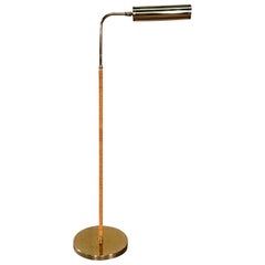 Lampada da terra articolata in ottone e rattan Paavo Tynell