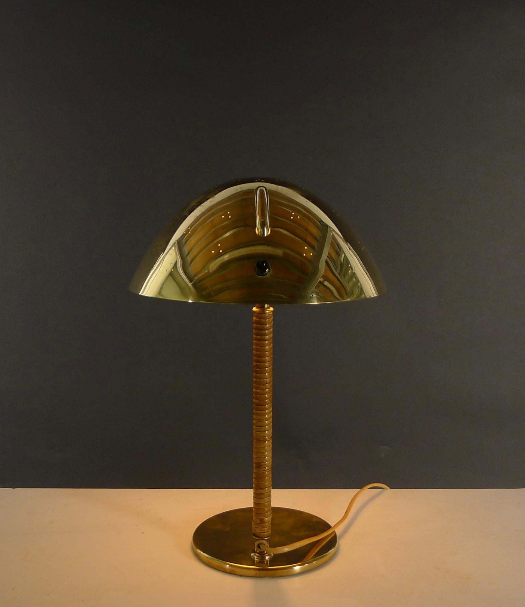 Paavo Tynell, Tischlampe aus Messing und Rattan, Modell 9209, um 1950 4