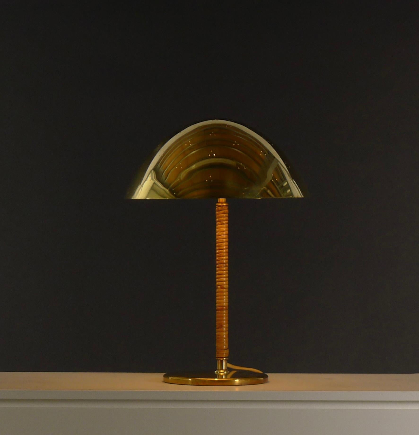 Paavo Tynell, Tischlampe aus Messing und Rattan, Modell 9209, um 1950 (Mitte des 20. Jahrhunderts)