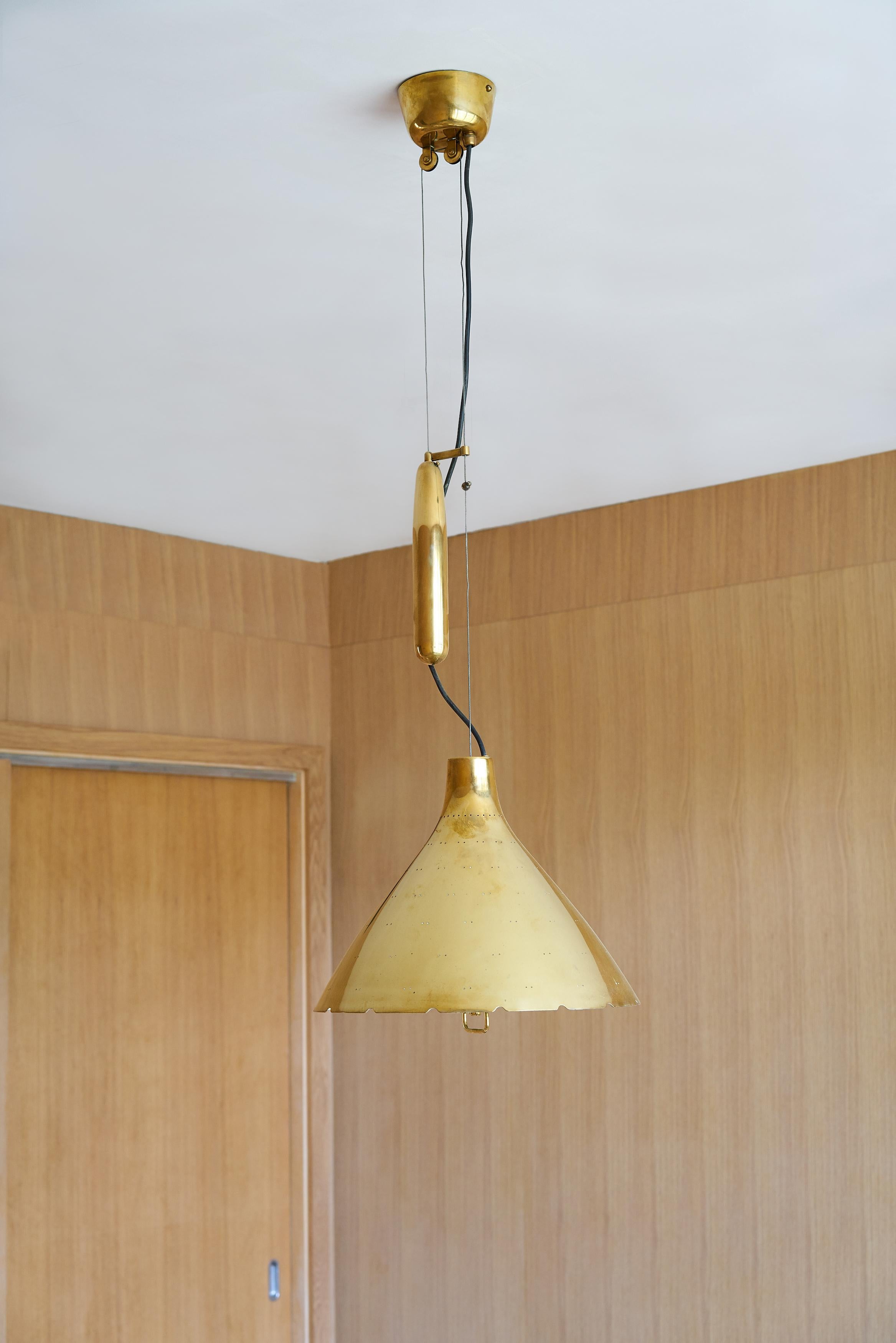 Paavo Tynell

Counterbalance ceiling lamp, model k2-46

Taito OY
Finland, 1940s
perforated and enameled brass
40 h × 14 dia in