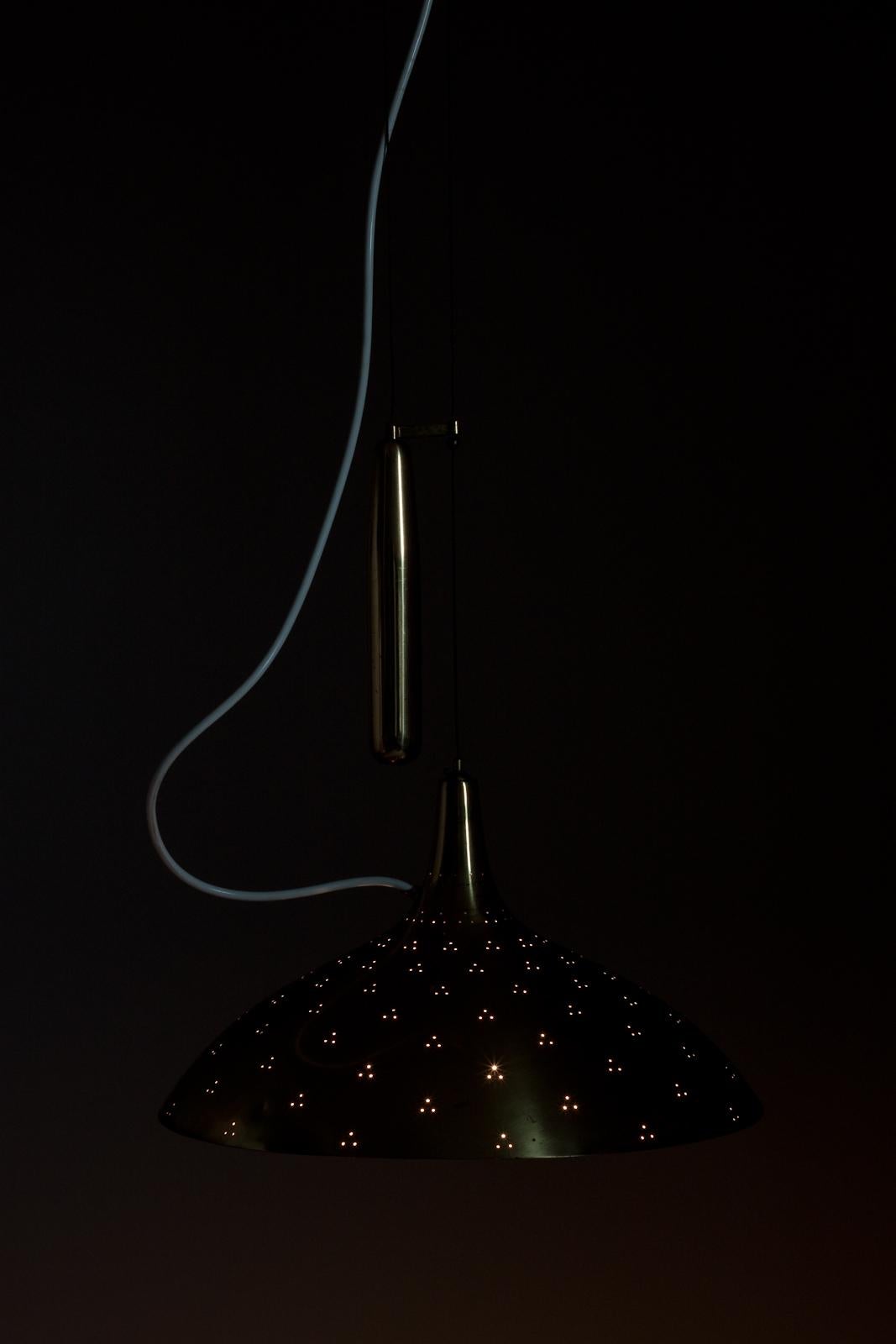 Paavo Tynell, luce a contrappeso in ottone A1965 per Taito Oy in vendita 8