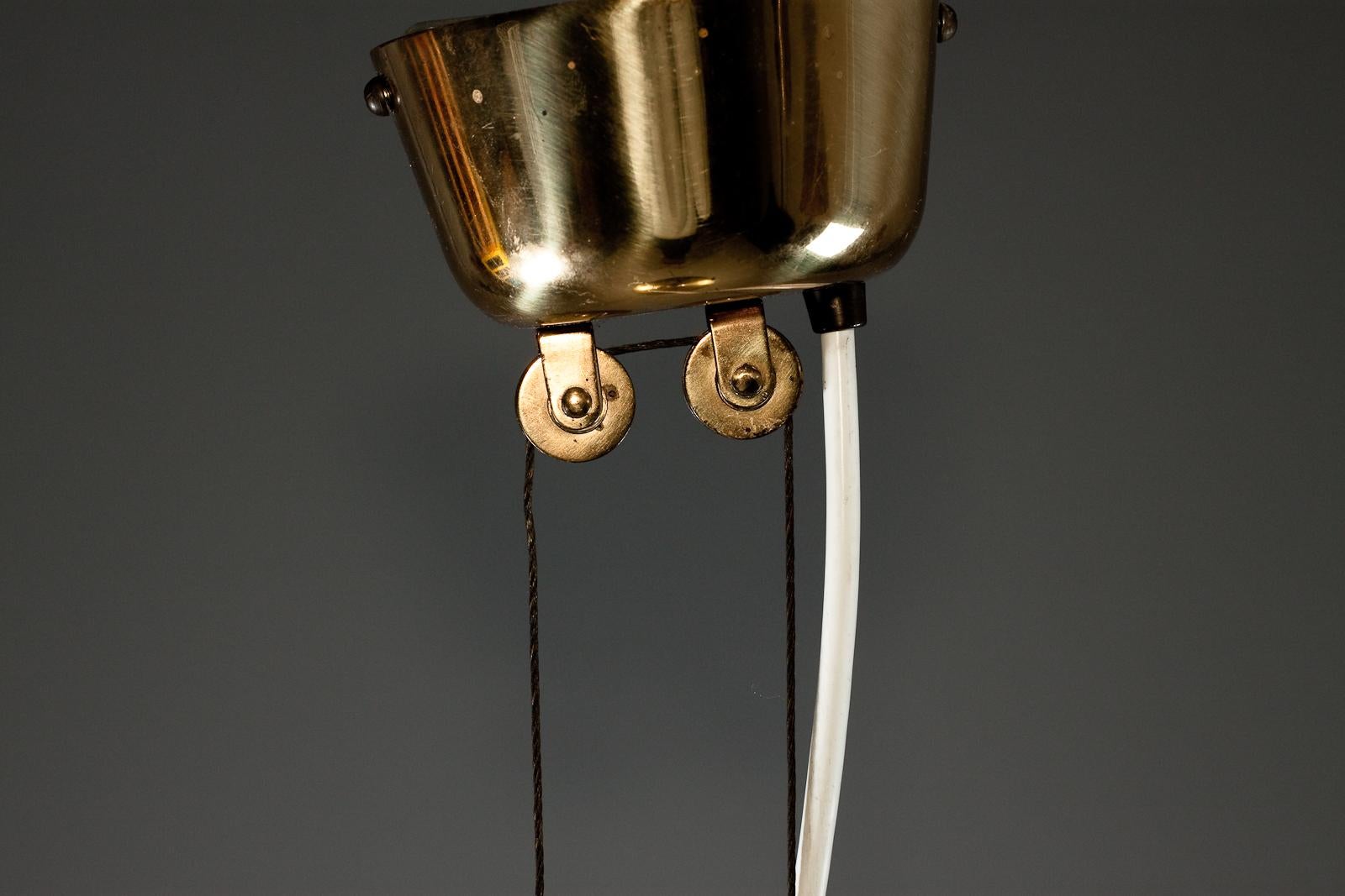 Paavo Tynell, brass counterweight light A1965 for TAITO Oy In Good Condition For Sale In Turku, Varsinais-Suomi