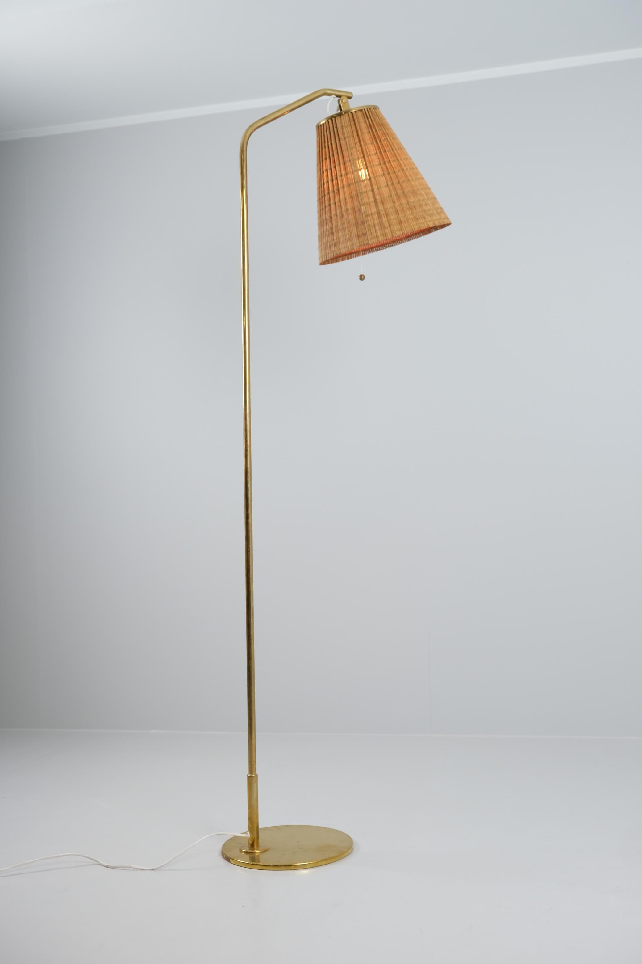 Paavo Tynell Lámpara de pie de latón Model 9613, pantalla de listones de madera, Taito Años 50 en venta 3