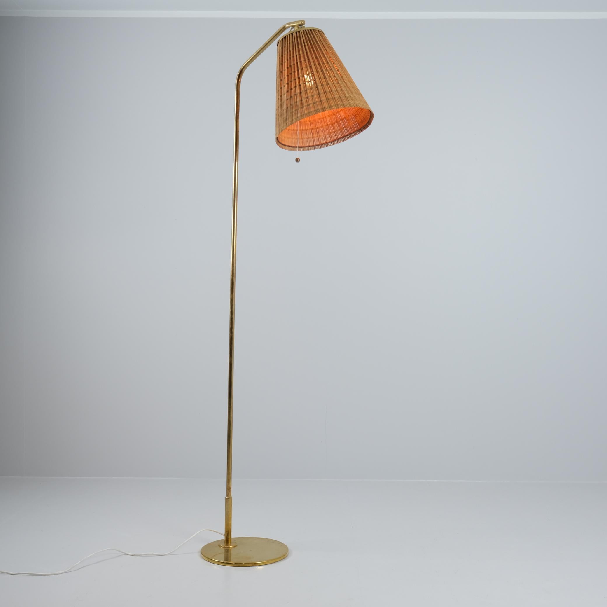 Paavo Tynell Lámpara de pie de latón Model 9613, pantalla de listones de madera, Taito Años 50 Moderno de mediados de siglo en venta