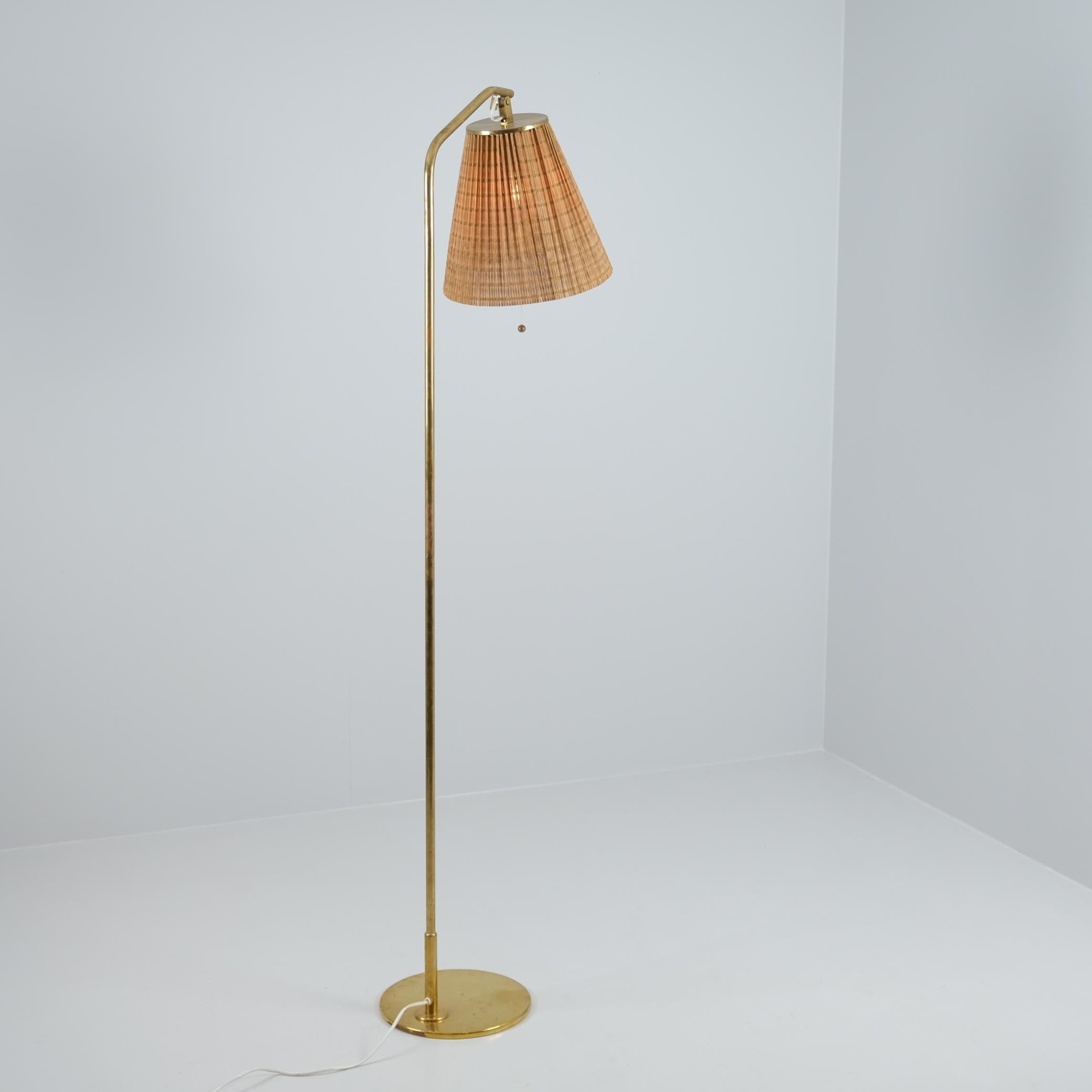 Paavo Tynell Lámpara de pie de latón Model 9613, pantalla de listones de madera, Taito Años 50 en venta 1