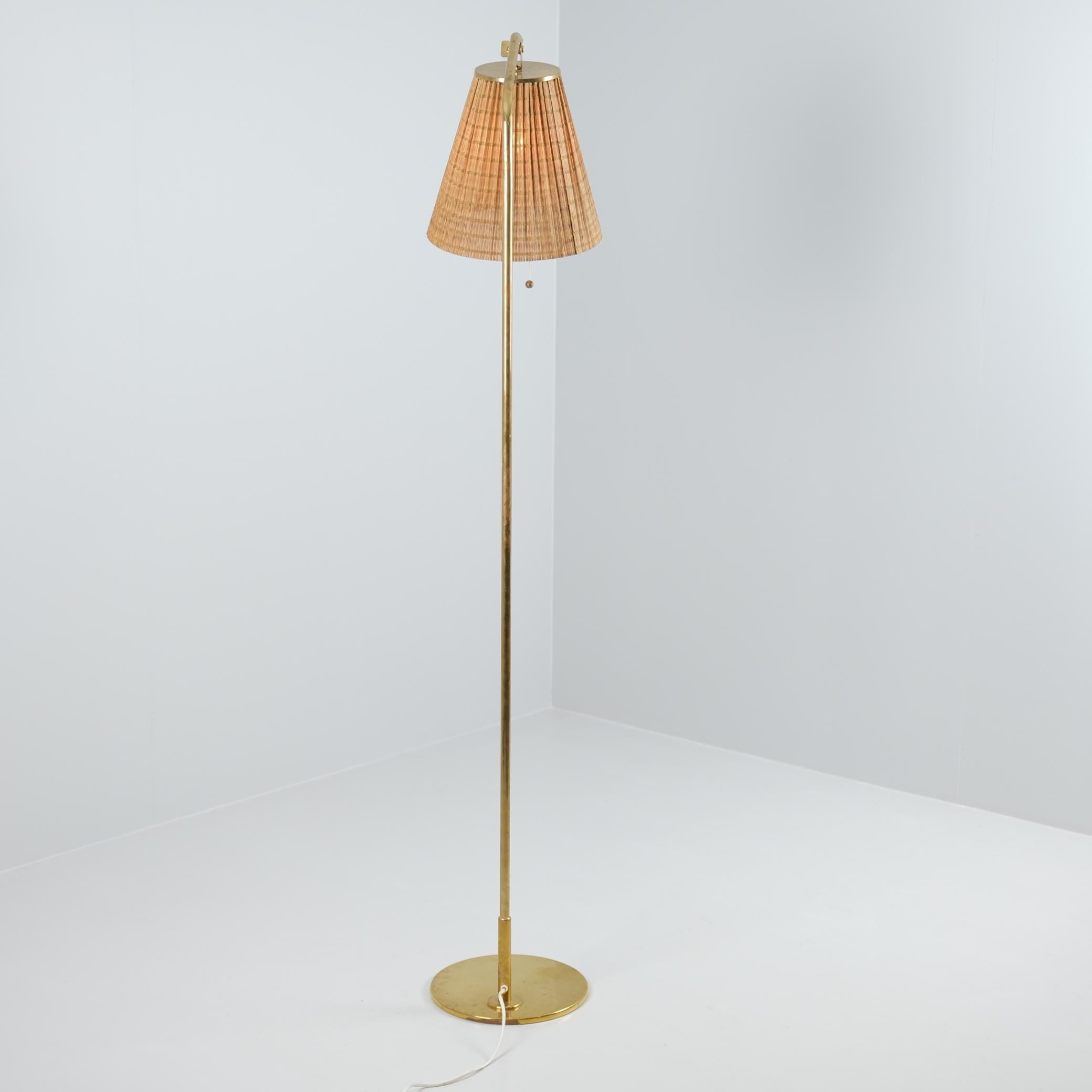Paavo Tynell Lámpara de pie de latón Model 9613, pantalla de listones de madera, Taito Años 50 en venta 2