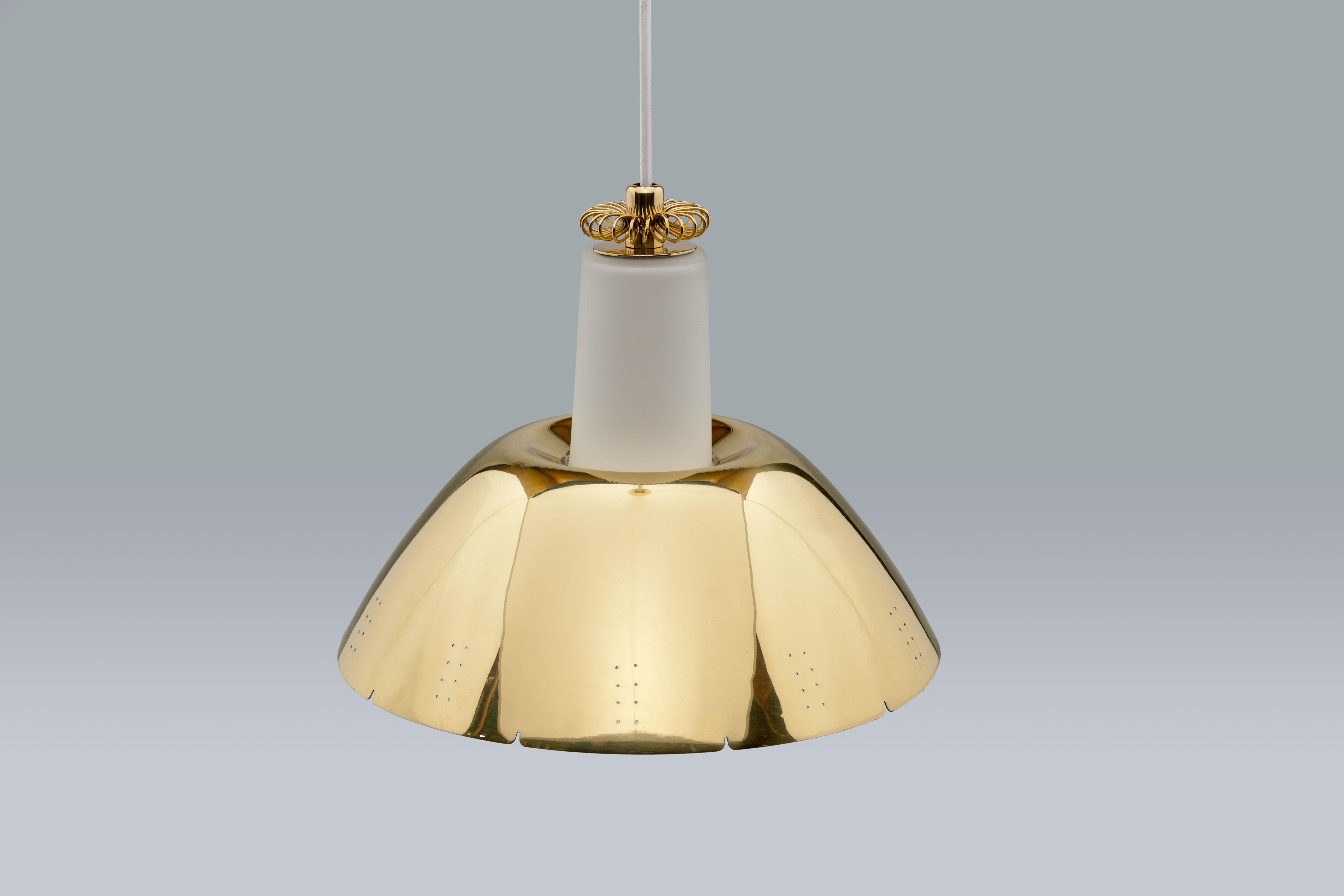 Lampe à suspension Paavo Tynell en laiton K2-20 par Idman Oy Finlande Excellent état - En vente à Utrecht, NL