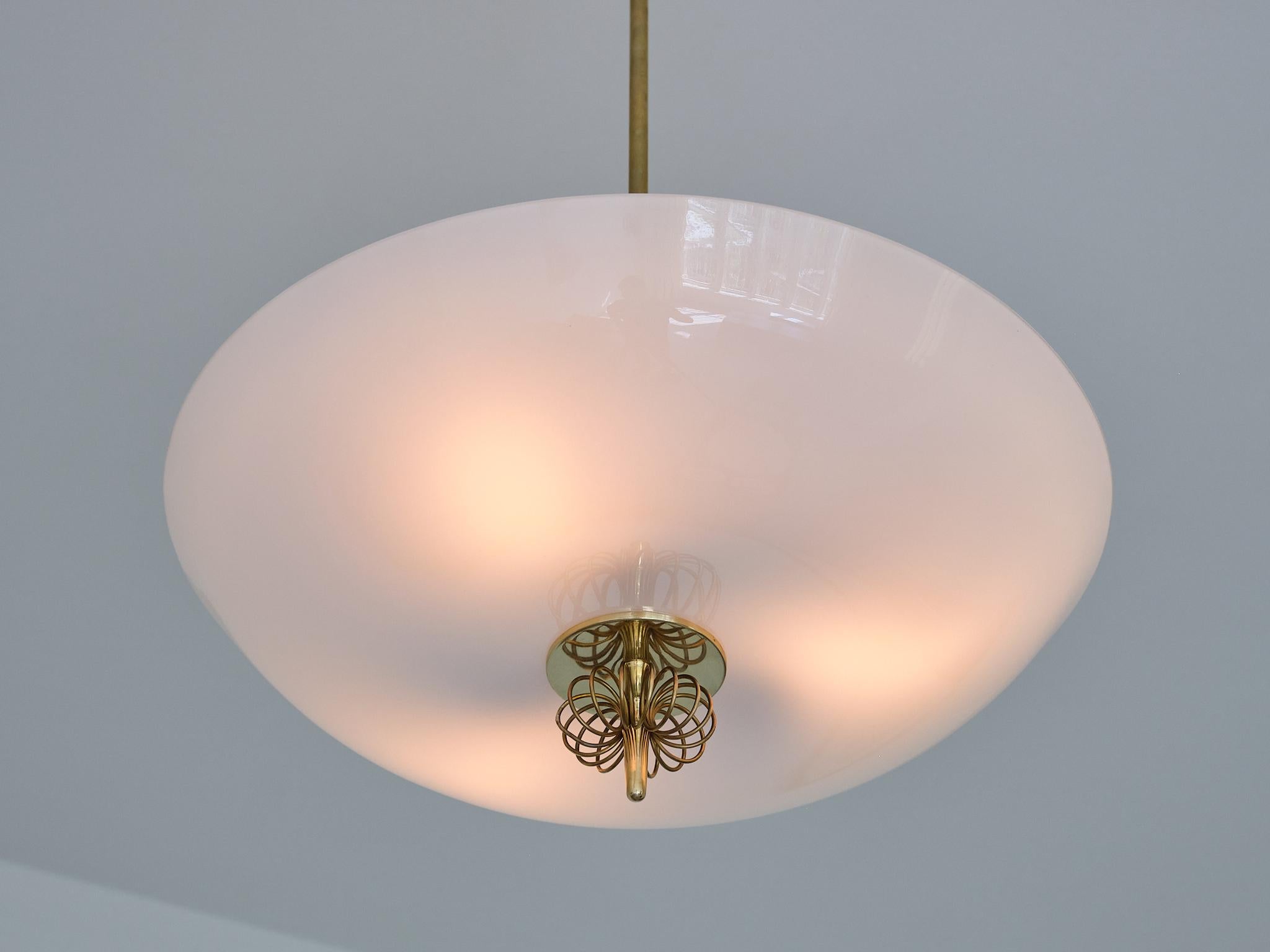Paavo Tynell Brass Pendant Ceiling Light, Model 1088, Taito, Finland, 1940s In Good Condition For Sale In The Hague, NL