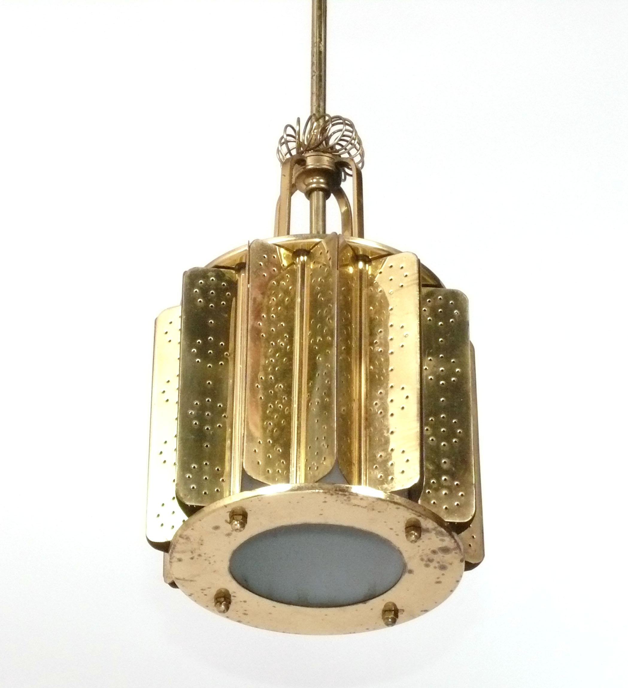 Elegante lámpara colgante o araña de latón, diseñada por Paavo Tynell para Lightolier, hacia la década de 1950. 
