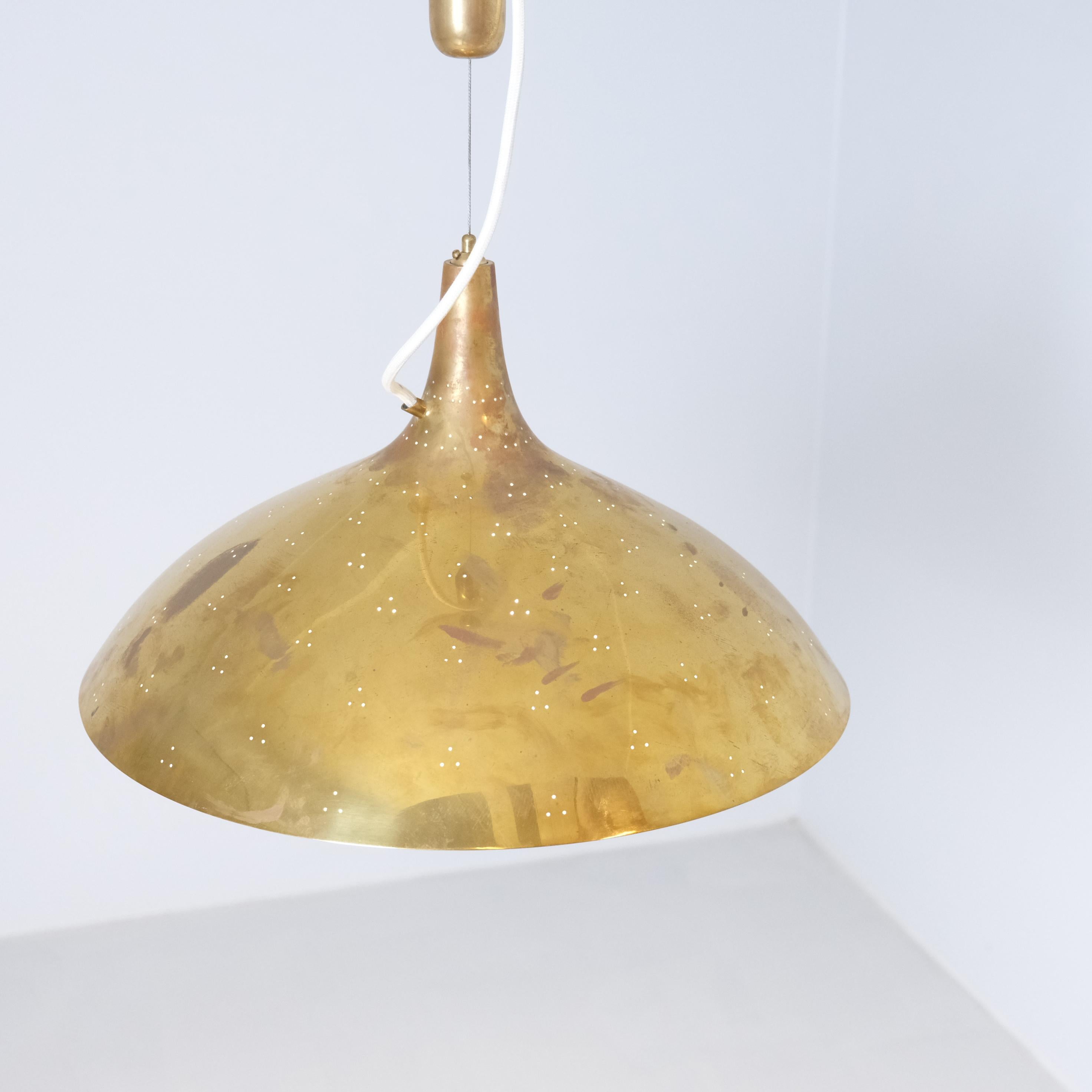 Lampada da soffitto regolabile traforata in ottone Paavo Tynell Model A1965, Idman 1950s in vendita 6