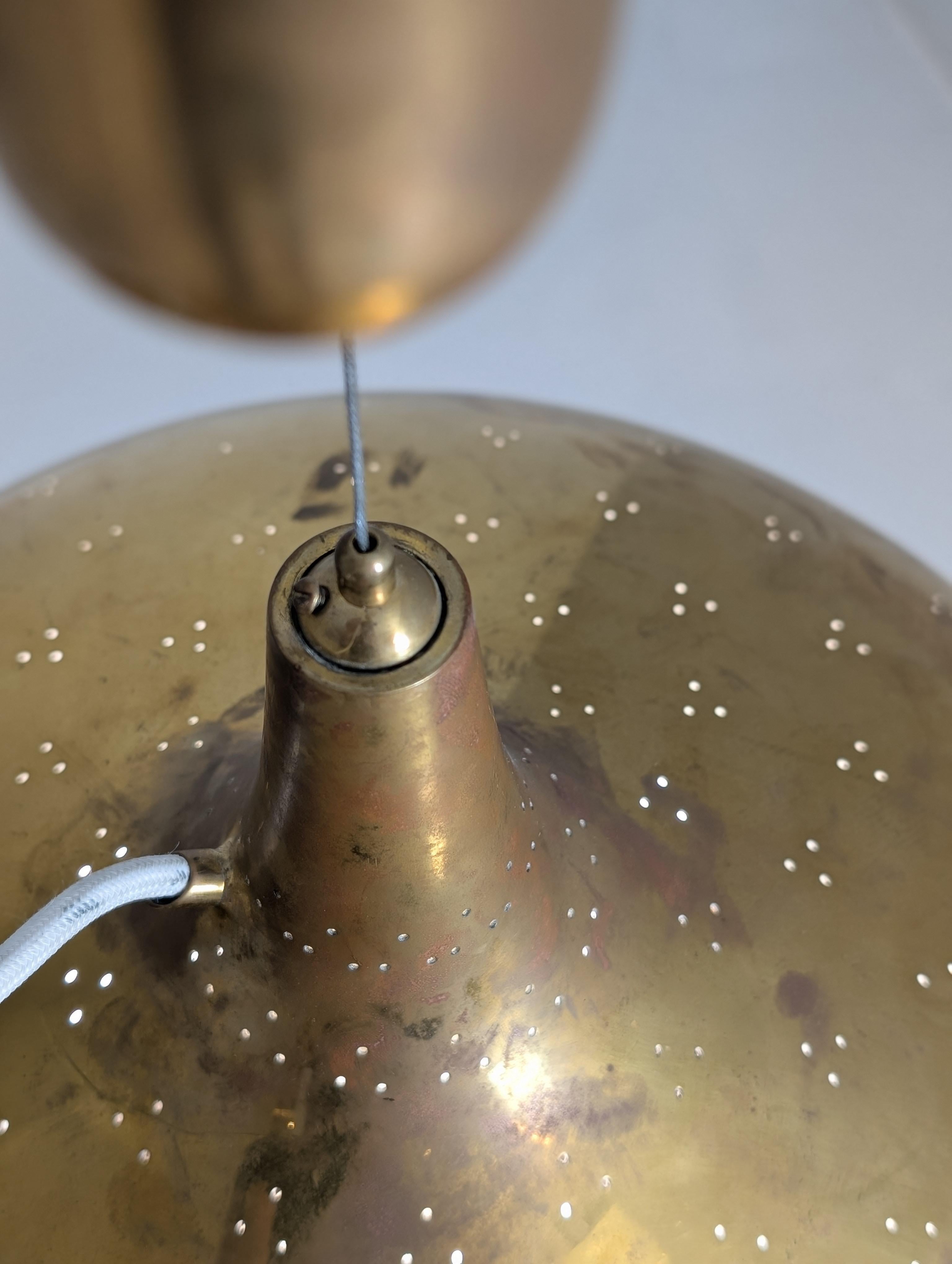 Lampada da soffitto regolabile traforata in ottone Paavo Tynell Model A1965, Idman 1950s in vendita 9