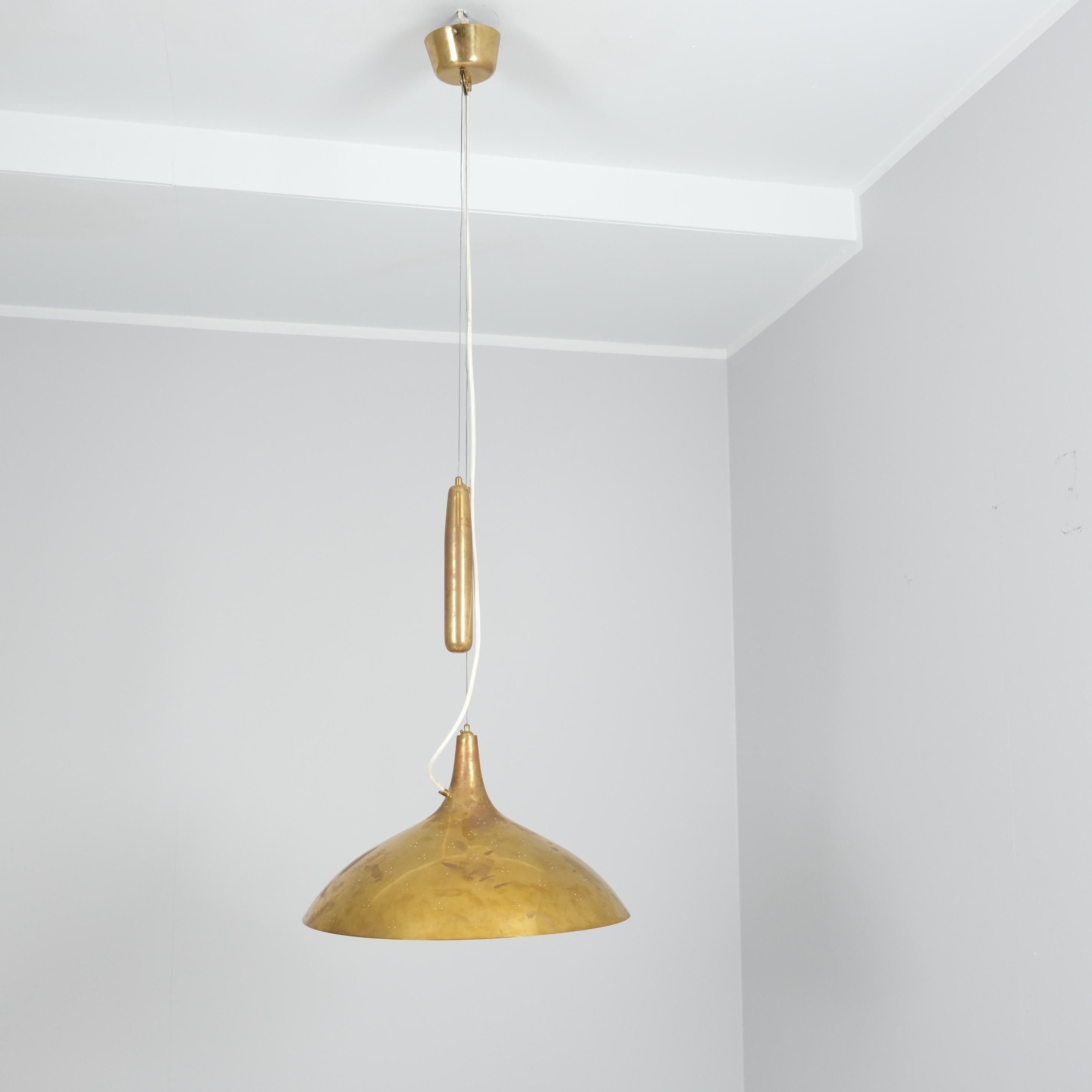 Paavo Tynell ha creato il design della lampada a contrappeso in risposta alle specifiche americane che non consentivano di appendere le lampade ai cavi elettrici. Il risultato fu un'intera serie di lampade a contrappeso di cui questo modello, il