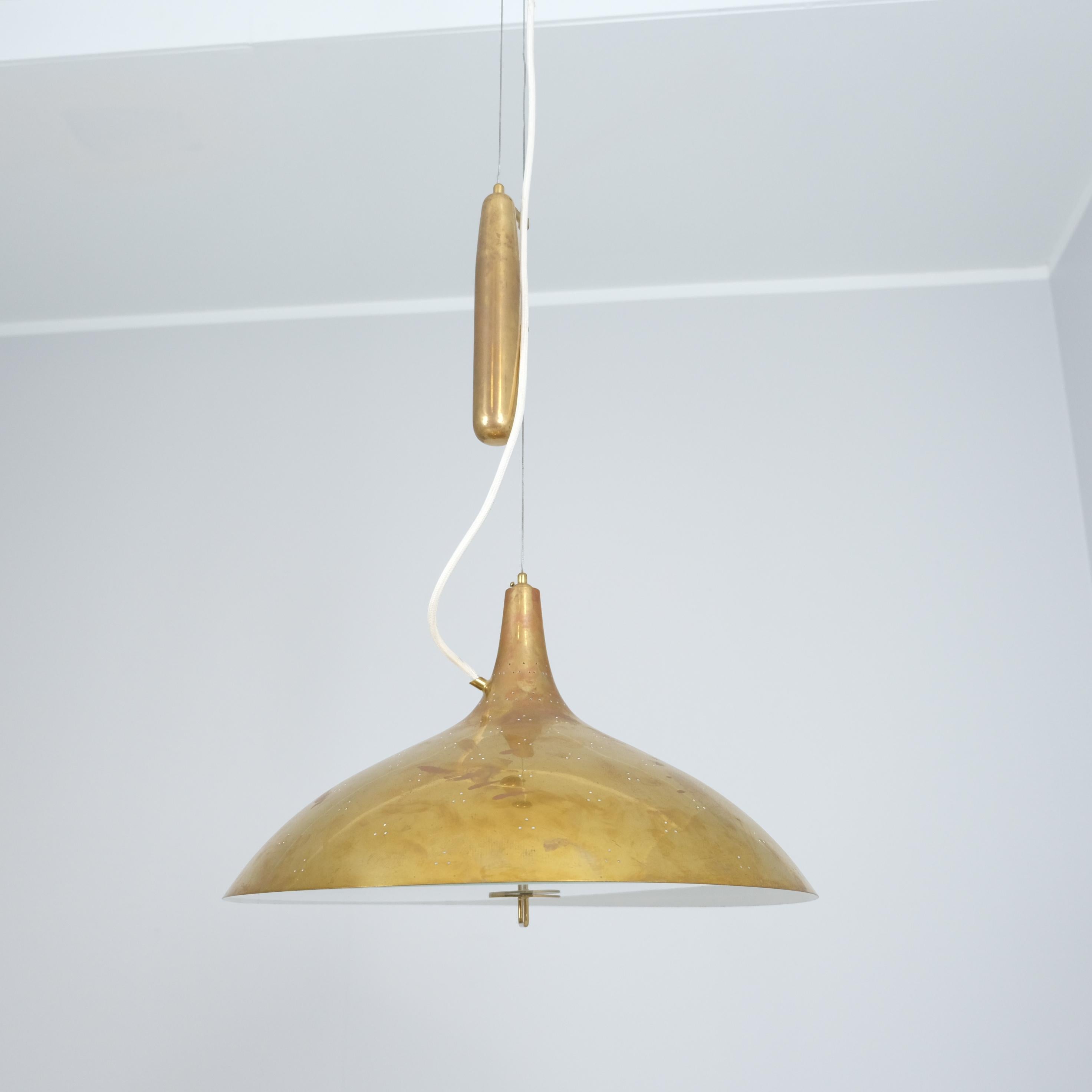 Mid-Century moderno Lampada da soffitto regolabile traforata in ottone Paavo Tynell Model A1965, Idman 1950s in vendita