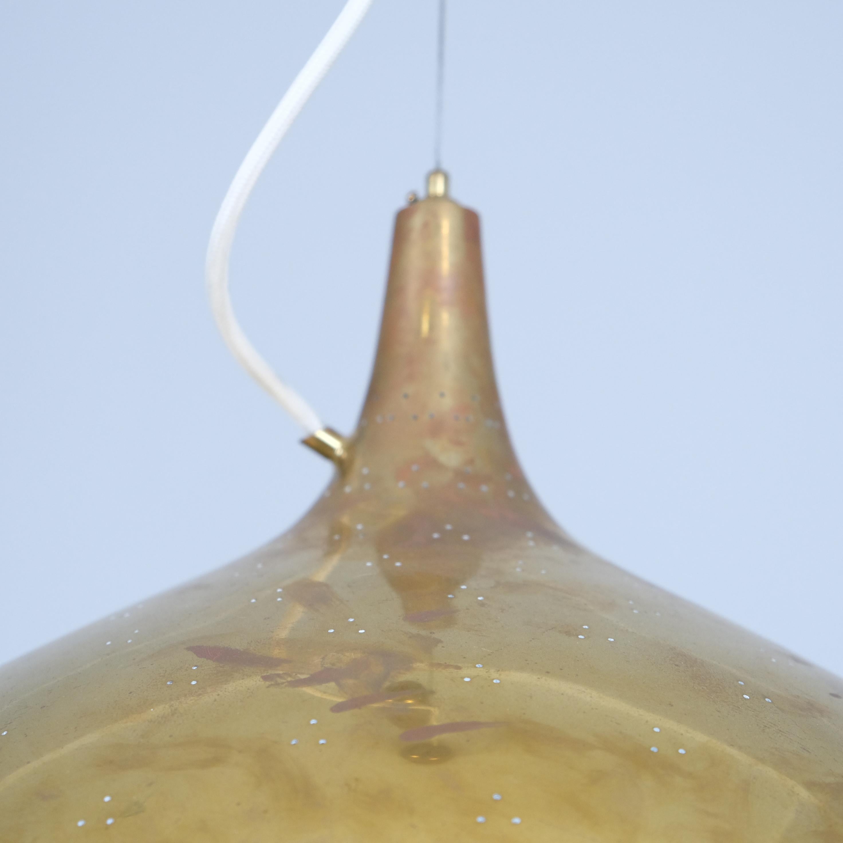 Lampada da soffitto regolabile traforata in ottone Paavo Tynell Model A1965, Idman 1950s In condizioni buone in vendita a Helsinki, FI