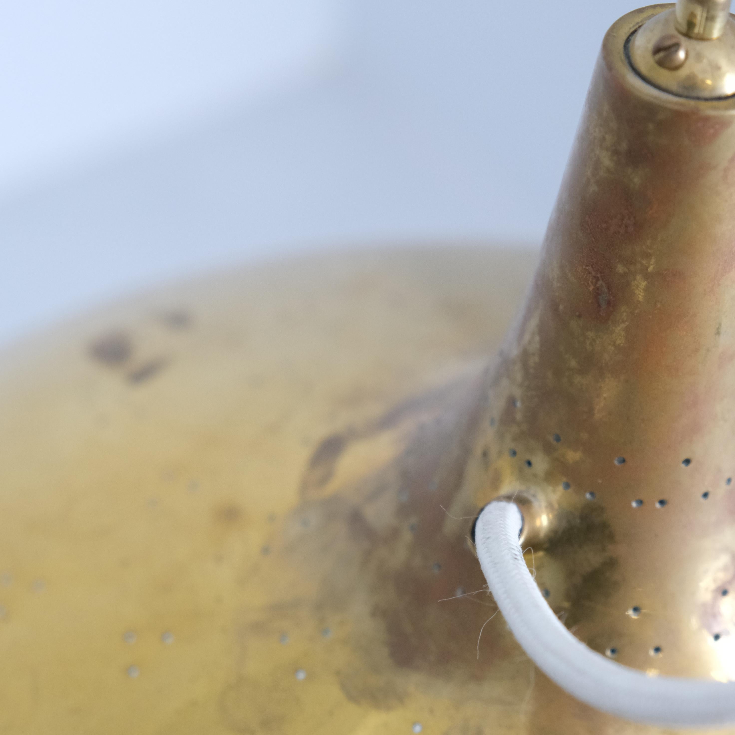 Lampada da soffitto regolabile traforata in ottone Paavo Tynell Model A1965, Idman 1950s in vendita 1