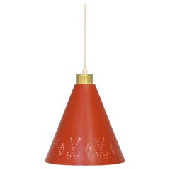 Paavo Tynell Deckenleuchte aus Messing und perforiertem rotem Metall Model K2-58, Idman 1950er Jahre