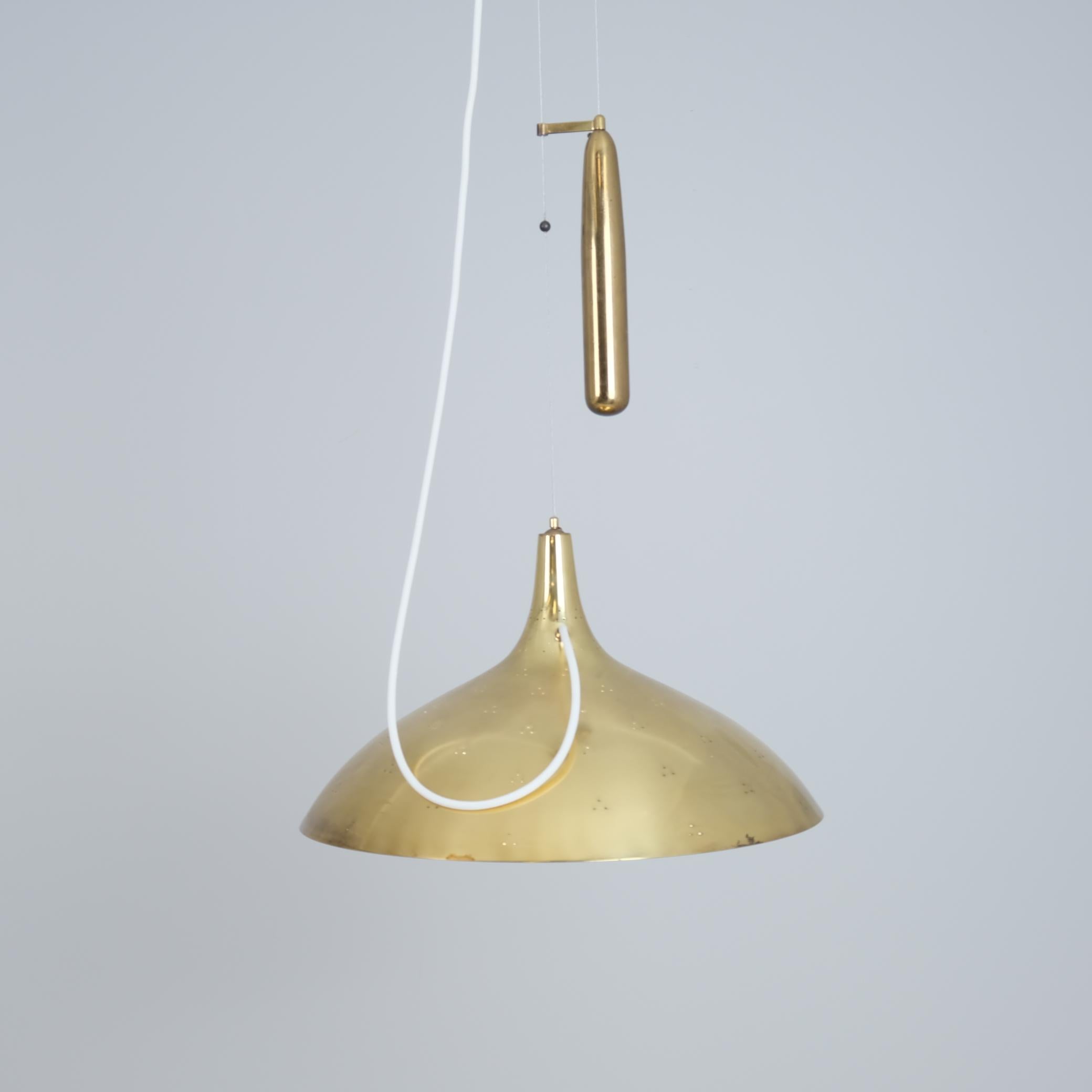 Lampada da soffitto regolabile in ottone Paavo Tynell Modello 1965, Taito 1950s in vendita 2
