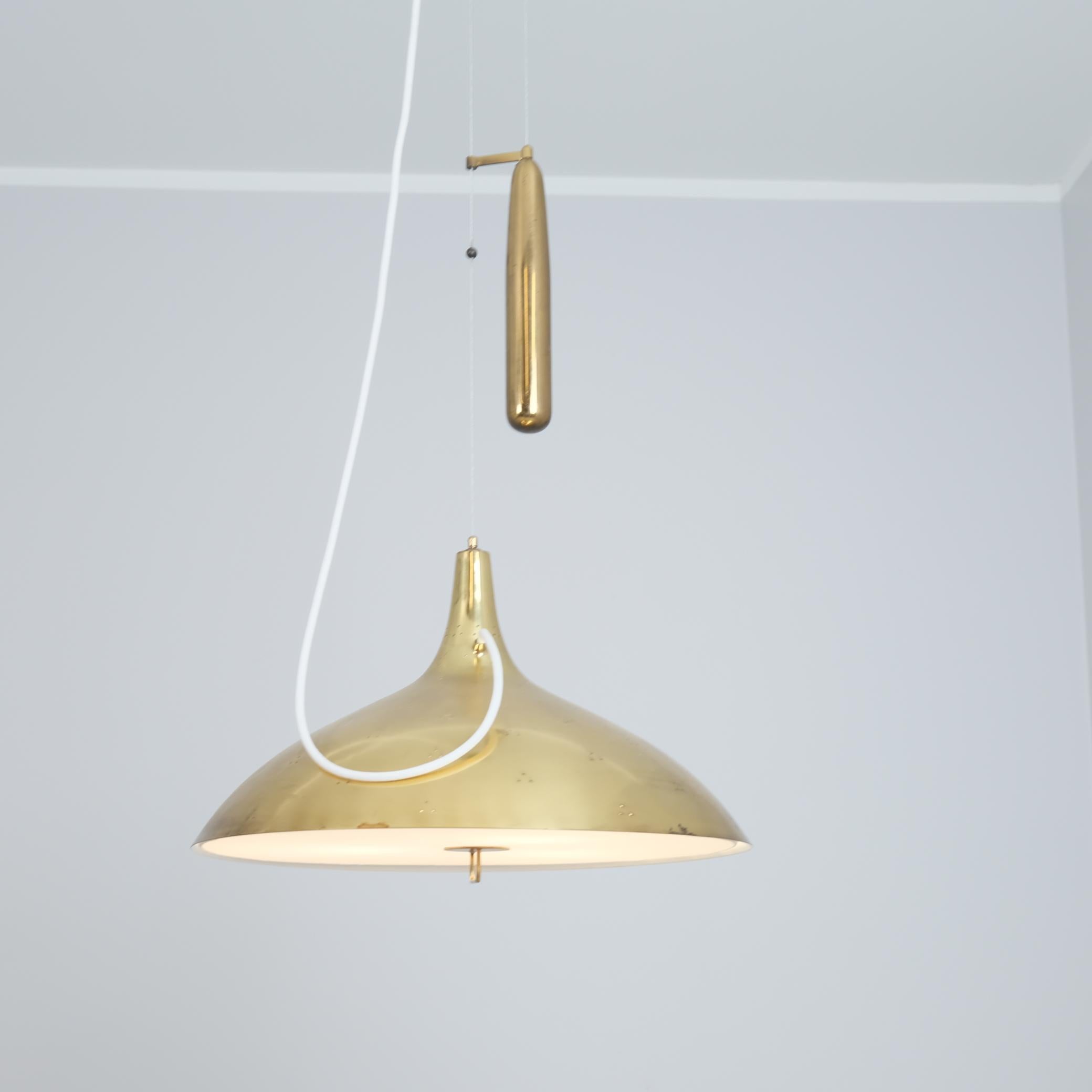 Lampada da soffitto regolabile in ottone Paavo Tynell Modello 1965, Taito 1950s in vendita 3