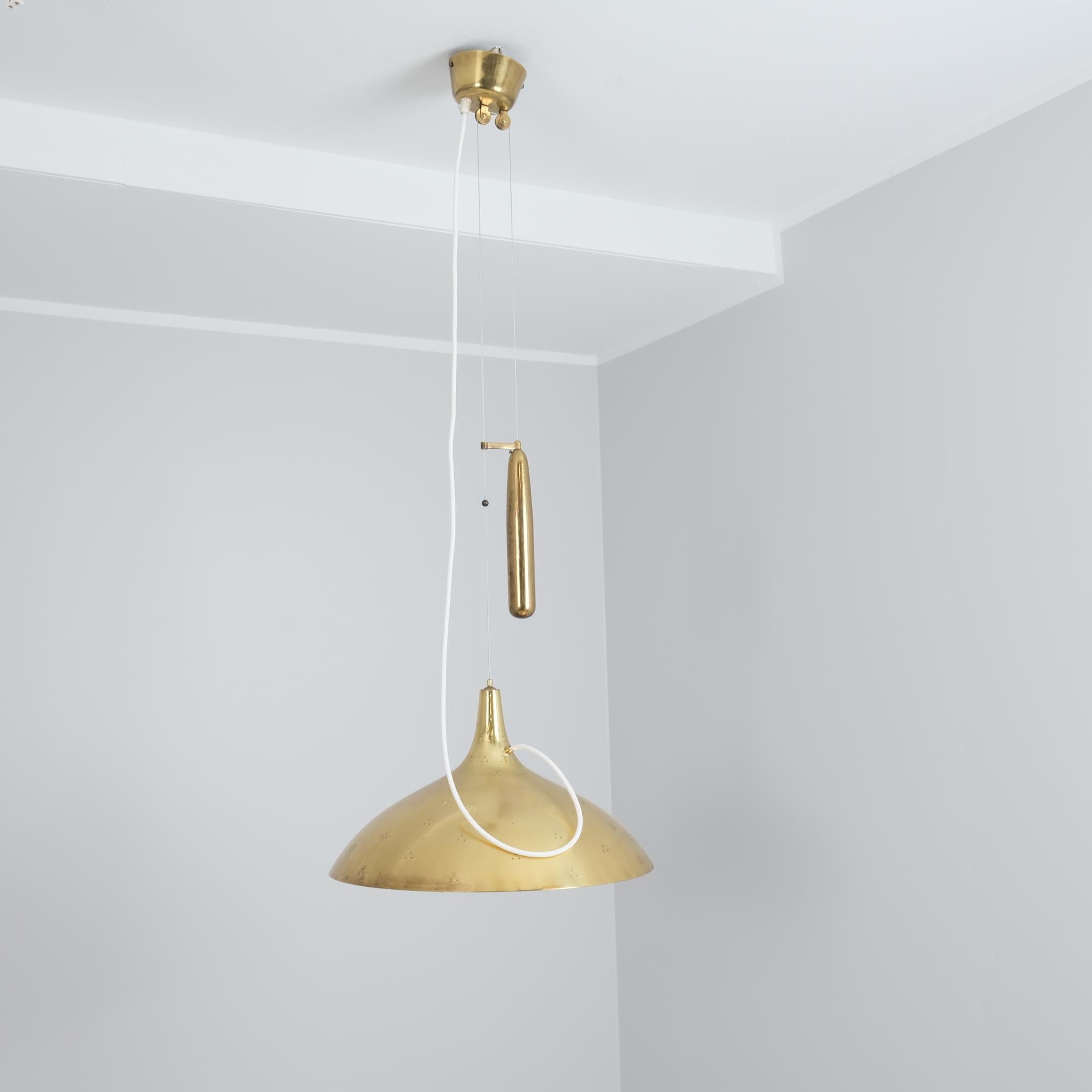 Paavo Tynell ha creato il design della lampada a contrappeso in risposta alle specifiche americane che non consentivano di appendere le lampade ai cavi elettrici. Il risultato fu un'intera serie di lampade a contrappeso di cui questo modello, il