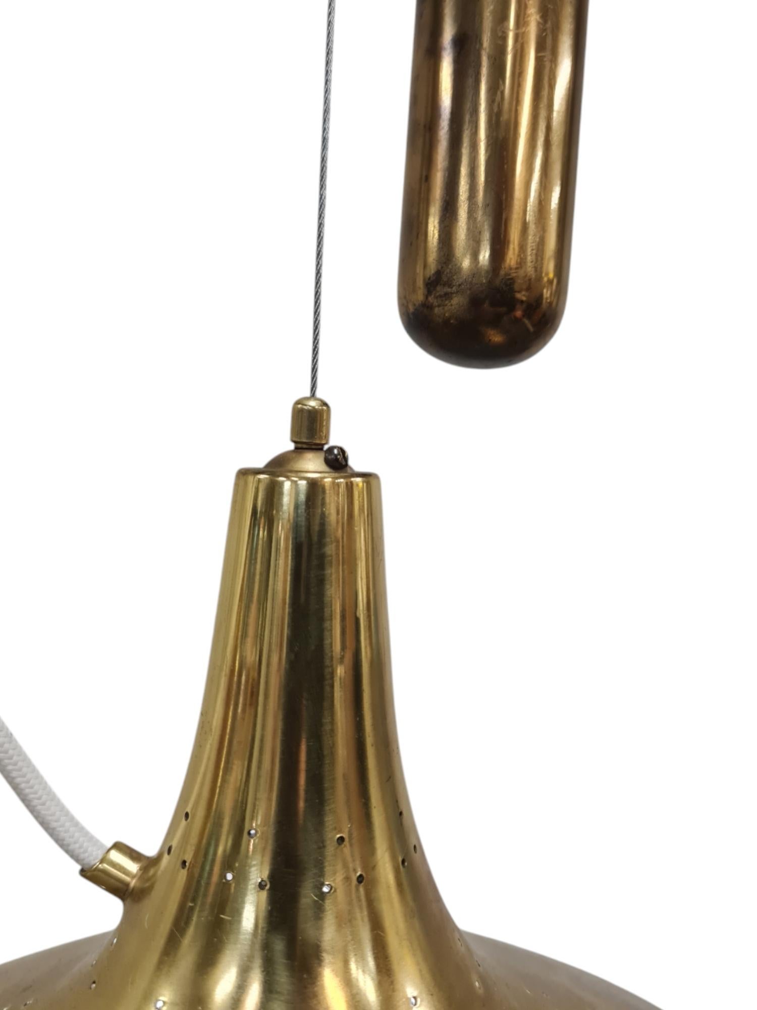 Scandinavo moderno Lampada da soffitto regolabile in ottone Paavo Tynell Modello 1965, Taito 1950s in vendita