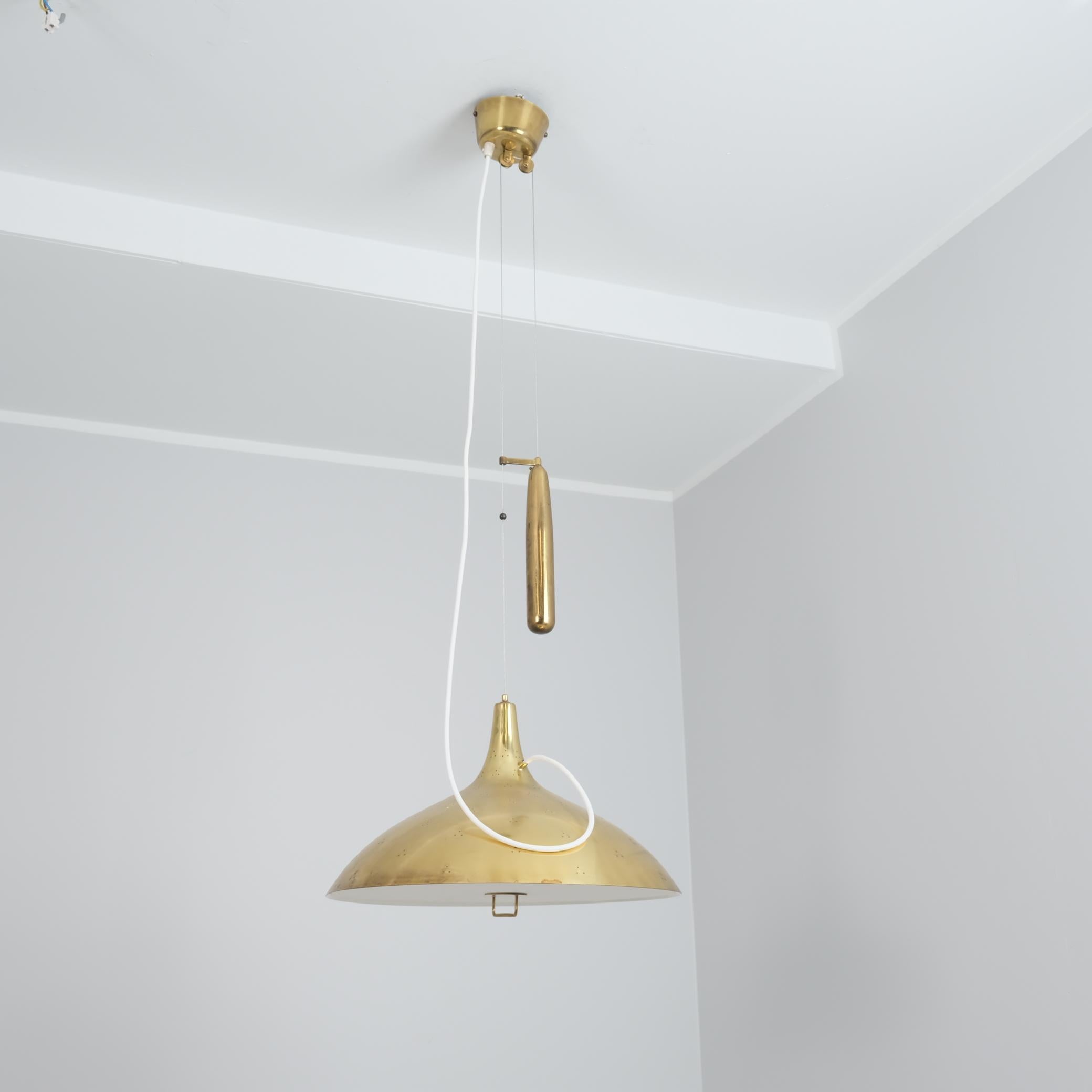 Scandinavo moderno Lampada da soffitto regolabile in ottone Paavo Tynell Modello 1965, Taito 1950s in vendita