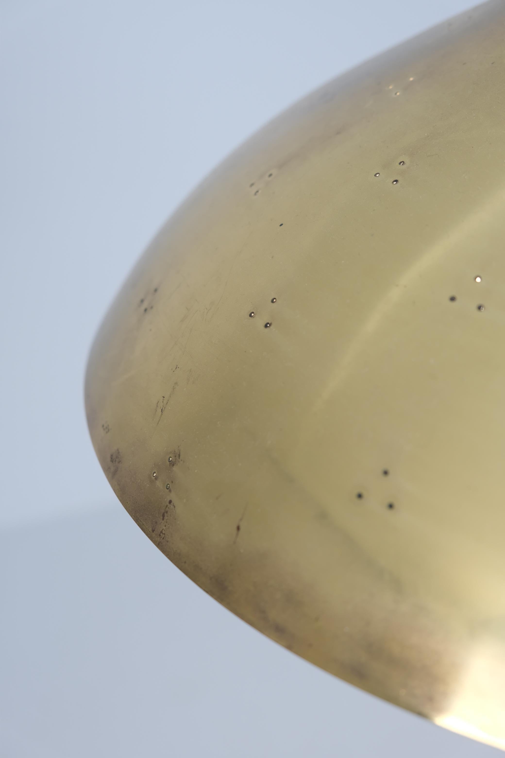 Finlandese Lampada da soffitto regolabile in ottone Paavo Tynell Modello 1965, Taito 1950s in vendita