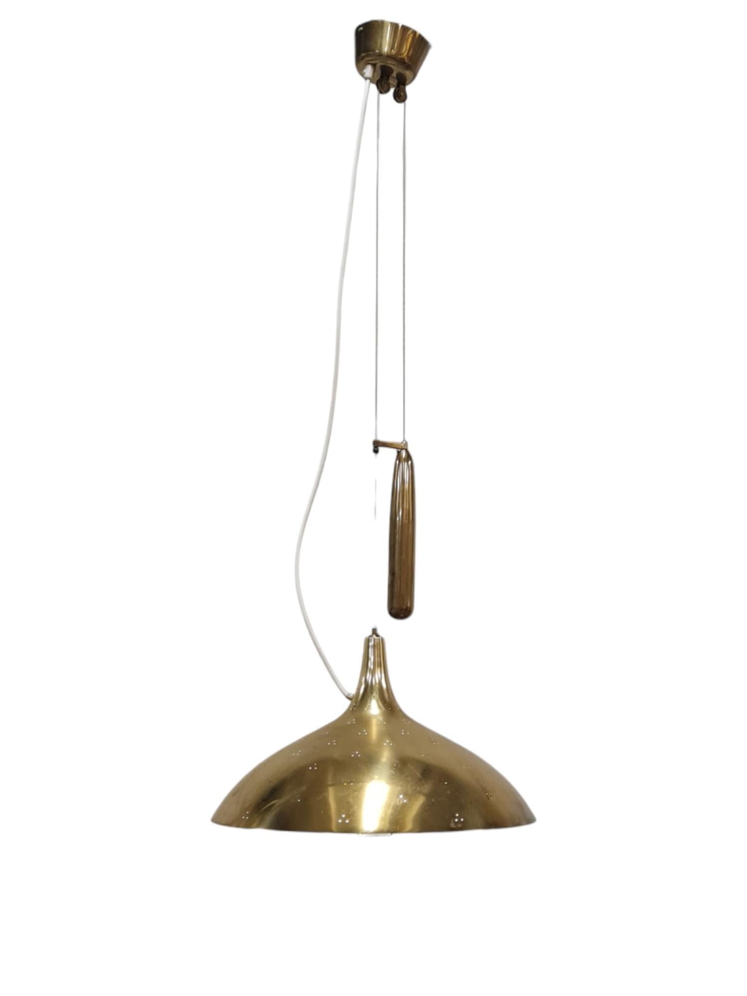 Metà XX secolo Lampada da soffitto regolabile in ottone Paavo Tynell Modello 1965, Taito 1950s in vendita
