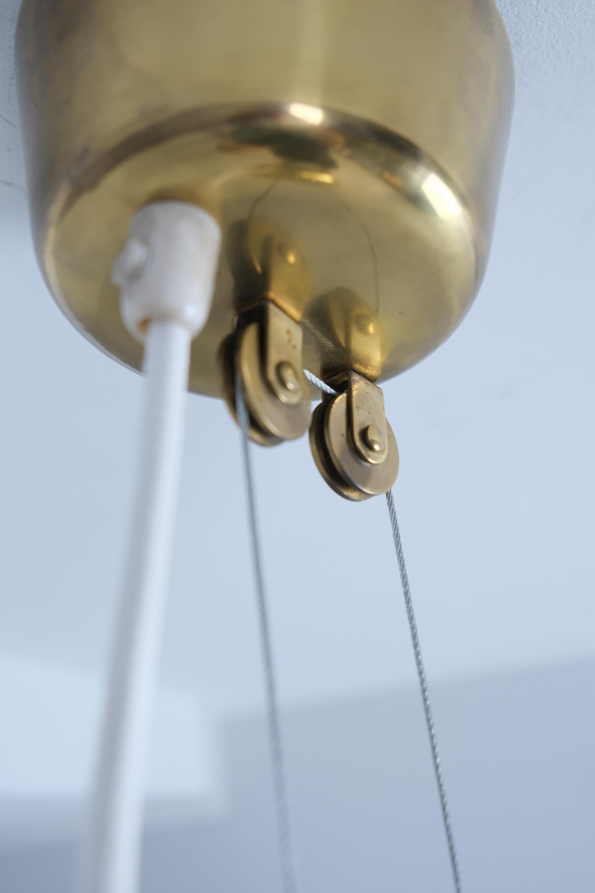 Metà XX secolo Lampada da soffitto regolabile in ottone Paavo Tynell Modello 1965, Taito 1950s in vendita