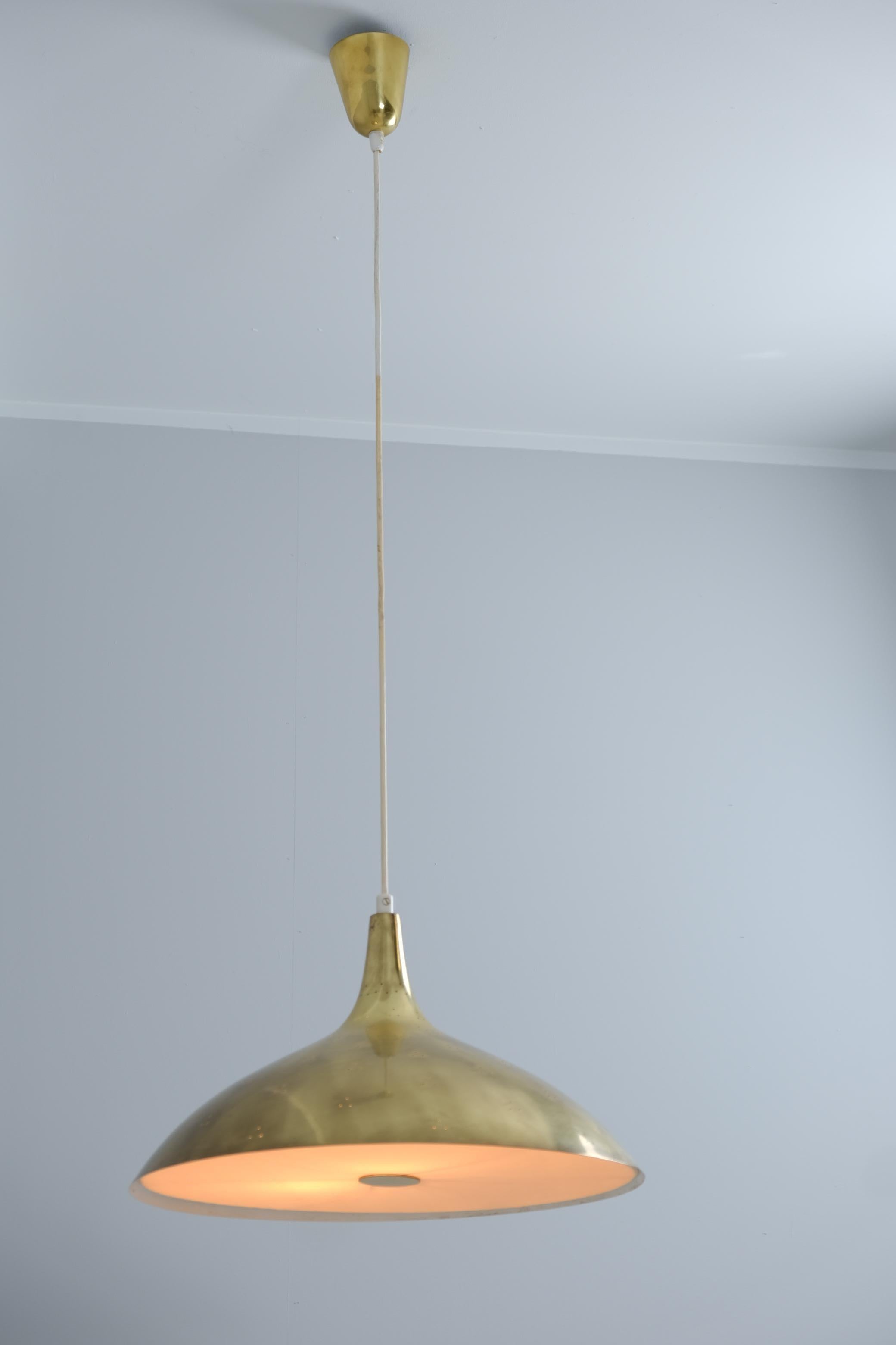 Paavo Tynell originally designed this classic model no. 1965 for the Finnish market before adapting it with a counterweight to meet American safety regulations, which prohibited lamps from hanging solely by their electrical cords. While simpler in