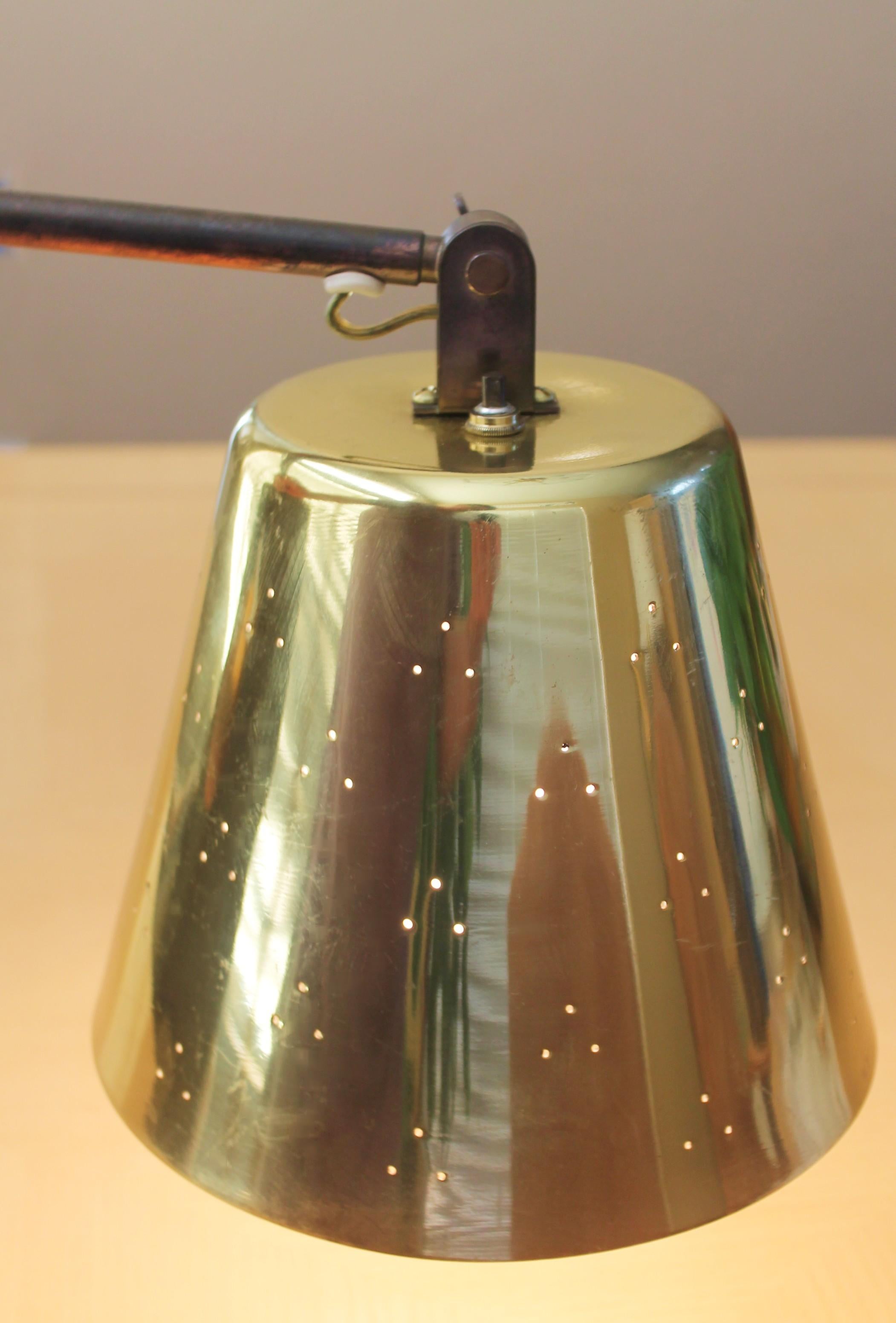 Mid-Century moderno Lampada da parete a braccio oscillante in ottone Paavo Tynell Taito Finlandia. Lampada da parete a braccio oscillante in ottone Taito Finlandia. in vendita