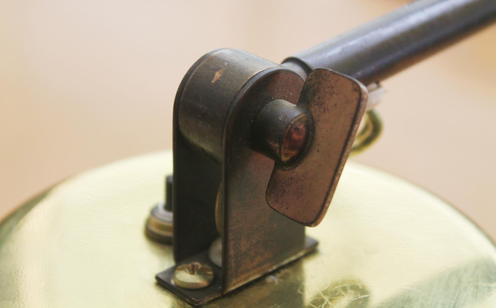 Metà XX secolo Lampada da parete a braccio oscillante in ottone Paavo Tynell Taito Finlandia. Lampada da parete a braccio oscillante in ottone Taito Finlandia. in vendita