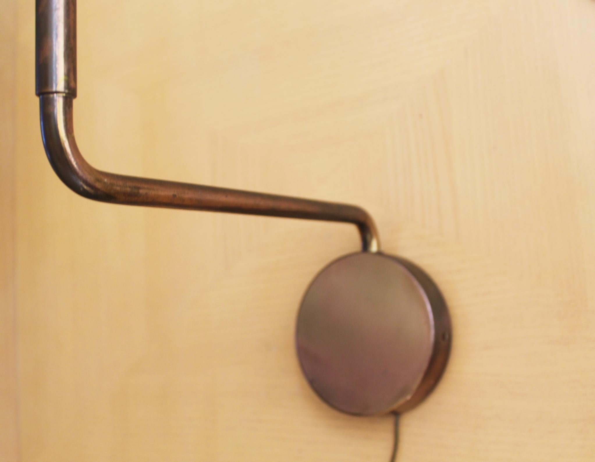 Metallo Lampada da parete a braccio oscillante in ottone Paavo Tynell Taito Finlandia. Lampada da parete a braccio oscillante in ottone Taito Finlandia. in vendita