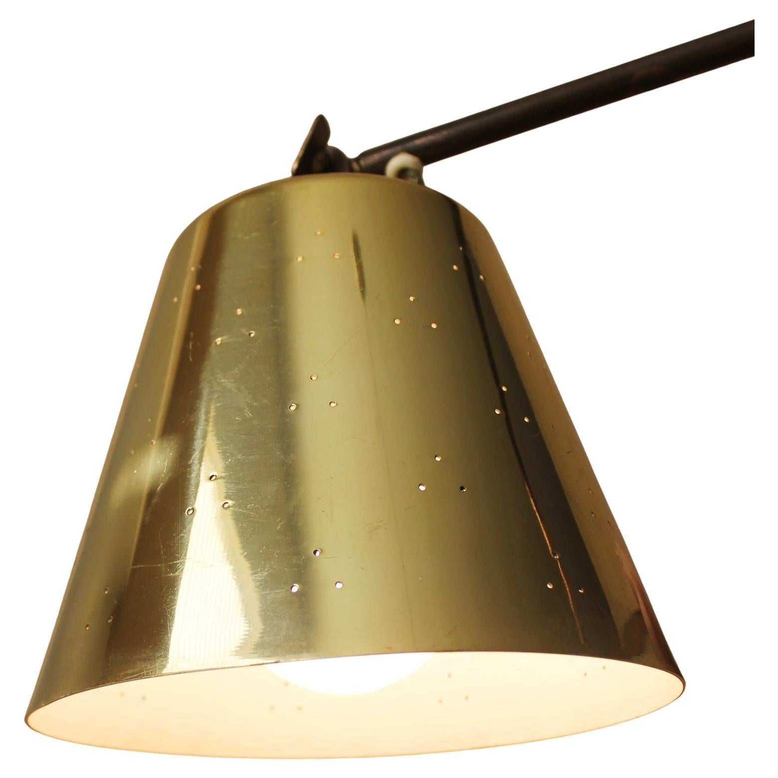 Lampada da parete a braccio oscillante in ottone Paavo Tynell Taito Finlandia. Lampada da parete a braccio oscillante in ottone Taito Finlandia. in vendita