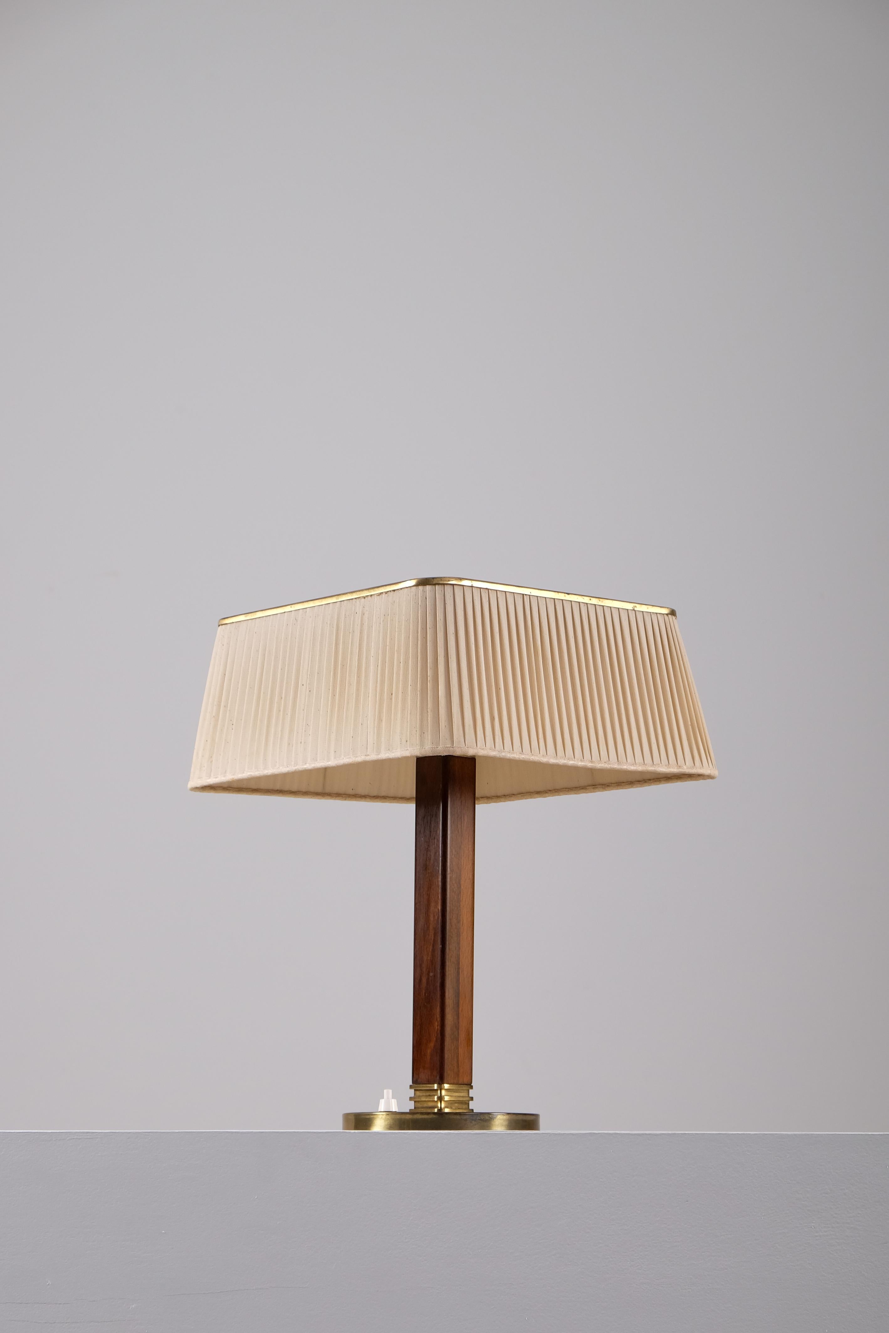 Scandinavian Modern Paavo Tynell Brass Table Lamp model 5066 for Taito Oy, 1940s For Sale