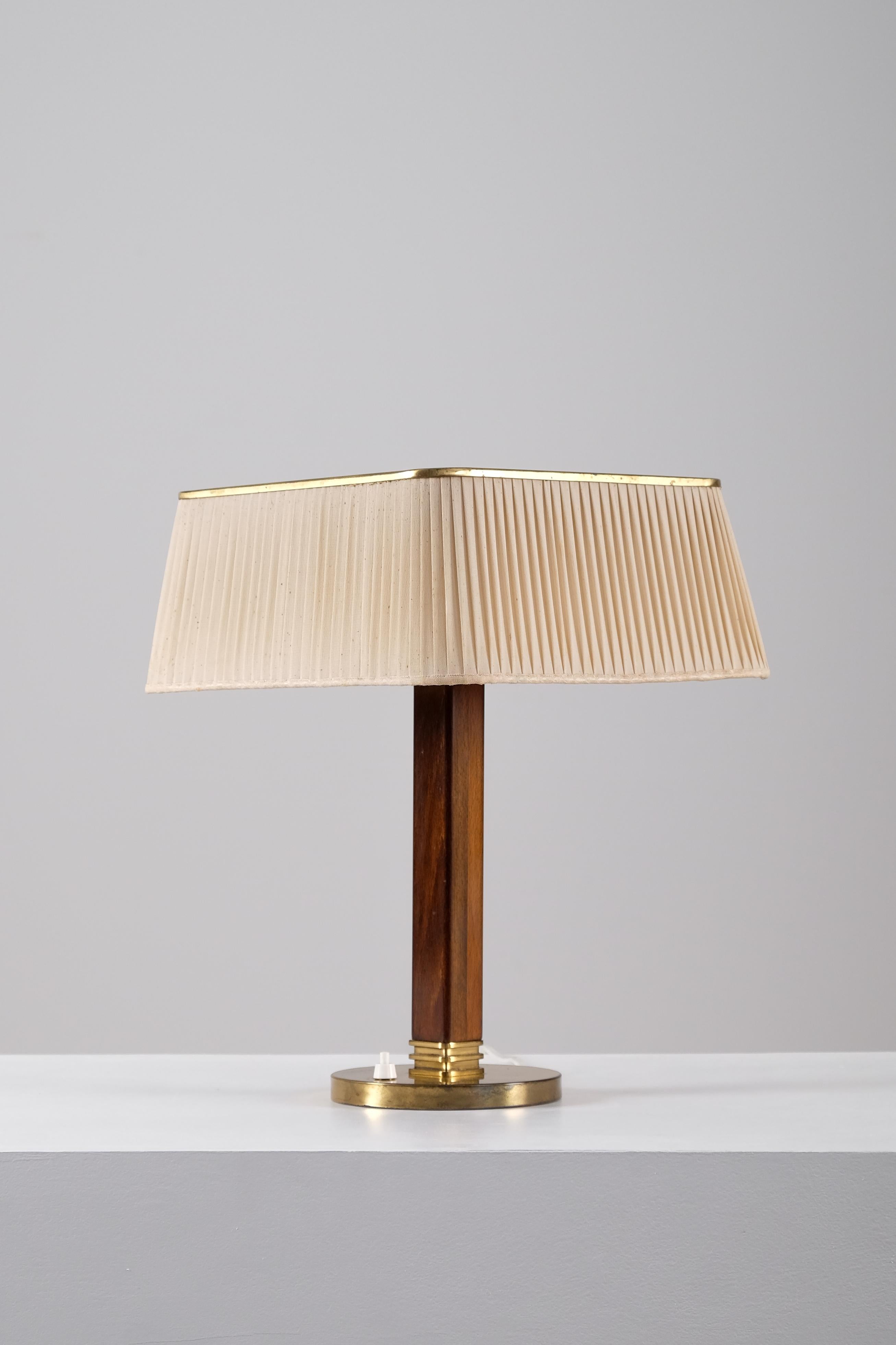 Finnish Paavo Tynell Brass Table Lamp model 5066 for Taito Oy, 1940s For Sale