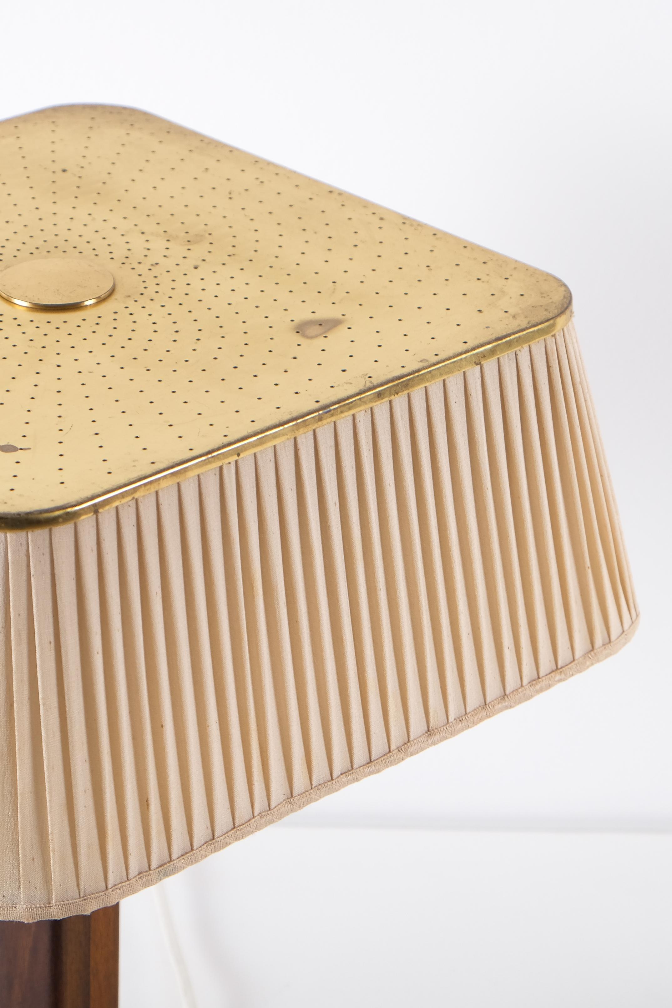 Paavo Tynell Brass Table Lamp model 5066 for Taito Oy, 1940s In Good Condition For Sale In Stockholm, SE