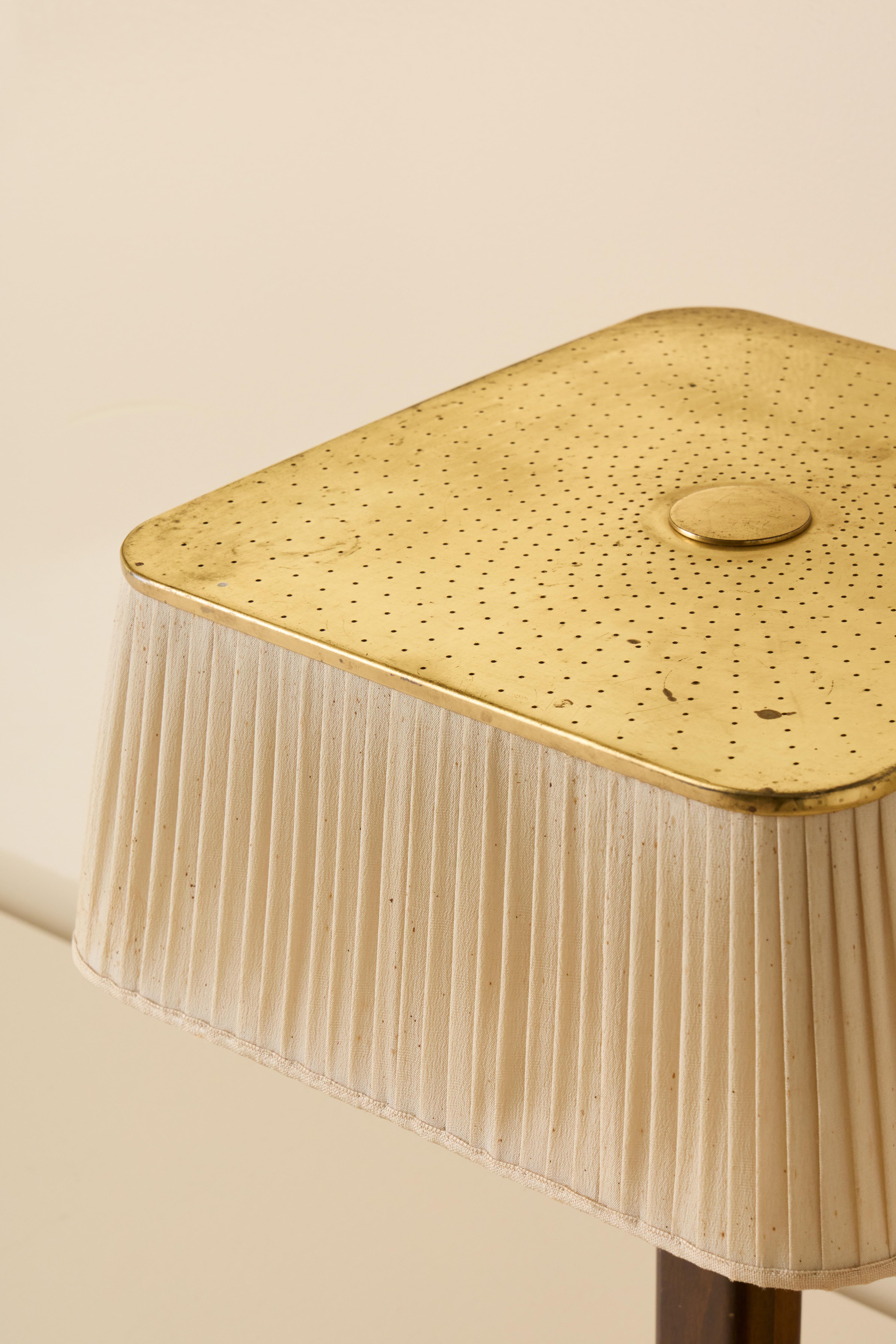 Paavo Tynell Brass Table Lamp model 5066 for Taito Oy, 1940s In Good Condition For Sale In Stockholm, SE