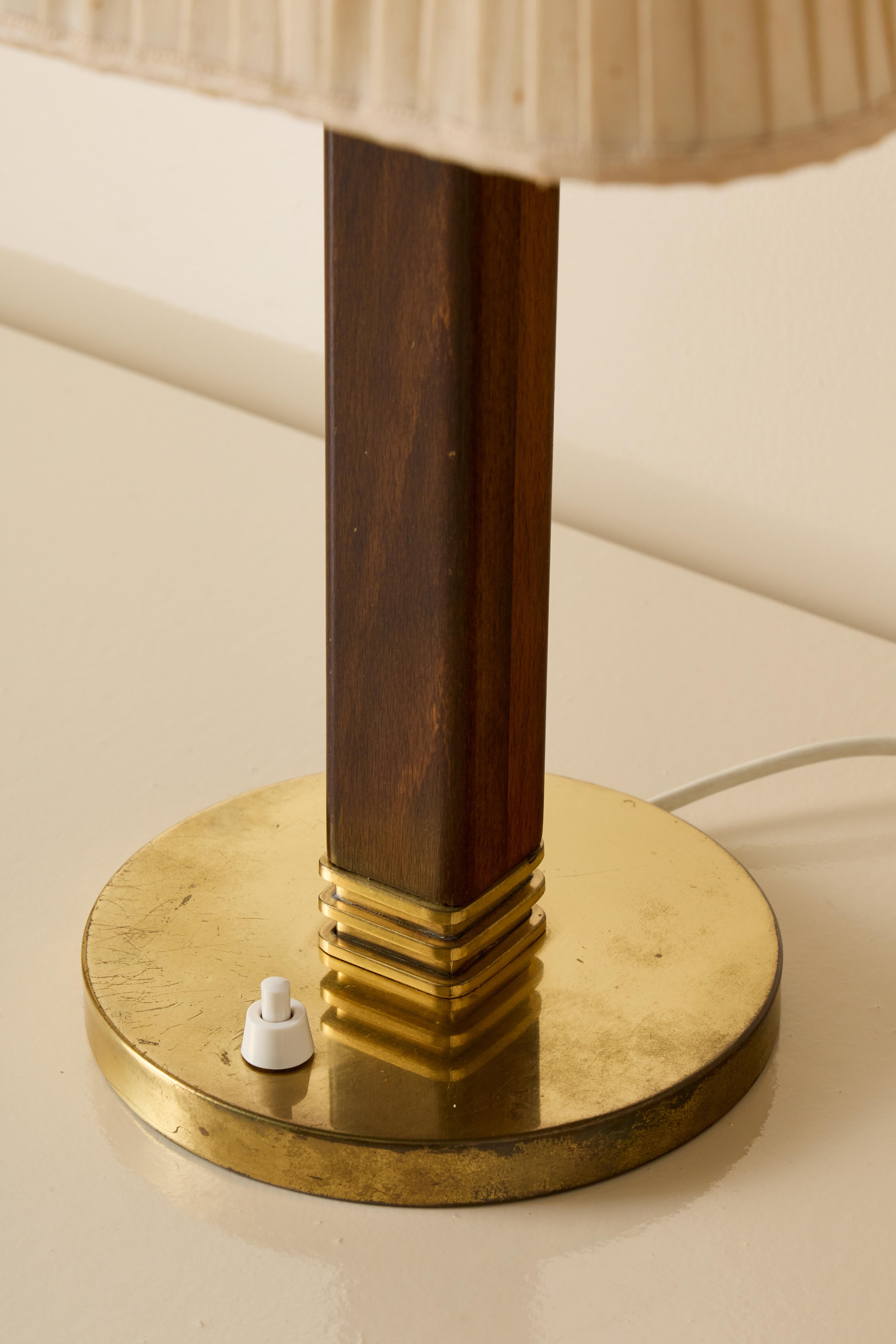 Mid-20th Century Paavo Tynell Brass Table Lamp model 5066 for Taito Oy, 1940s For Sale