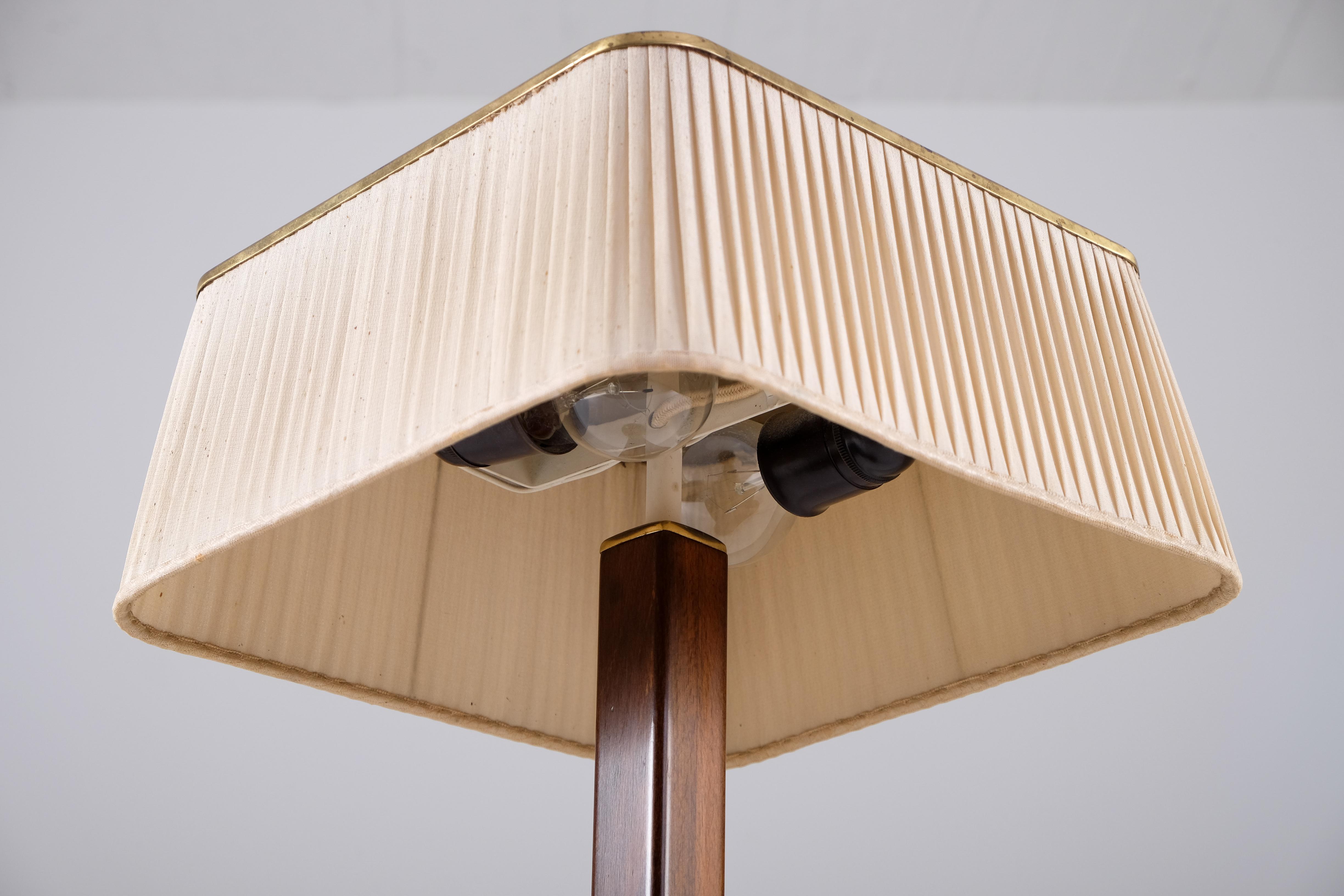 Paavo Tynell Brass Table Lamp model 5066 for Taito Oy, 1940s For Sale 2