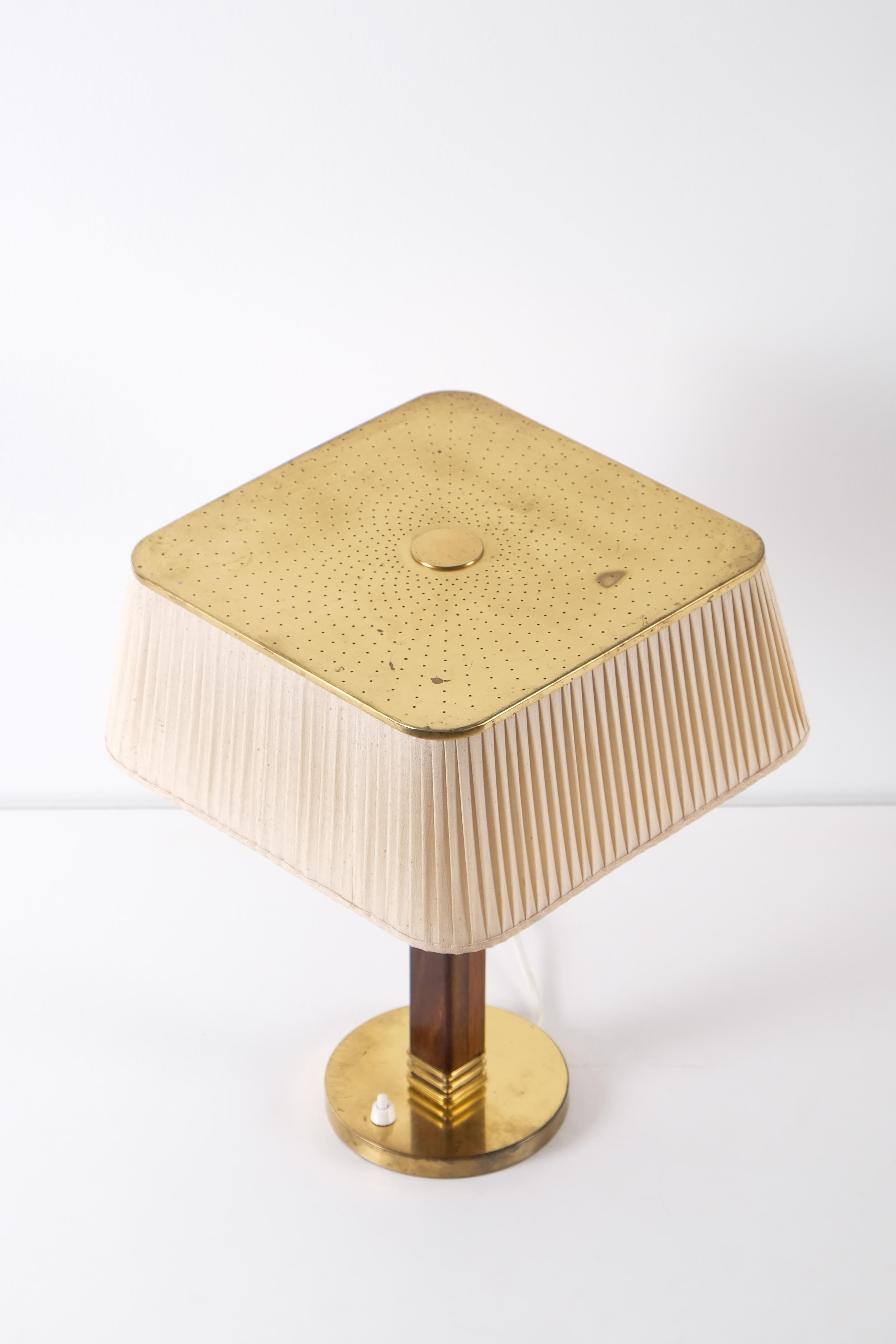 Paavo Tynell Brass Table Lamp model 5066 for Taito Oy, 1940s For Sale 3