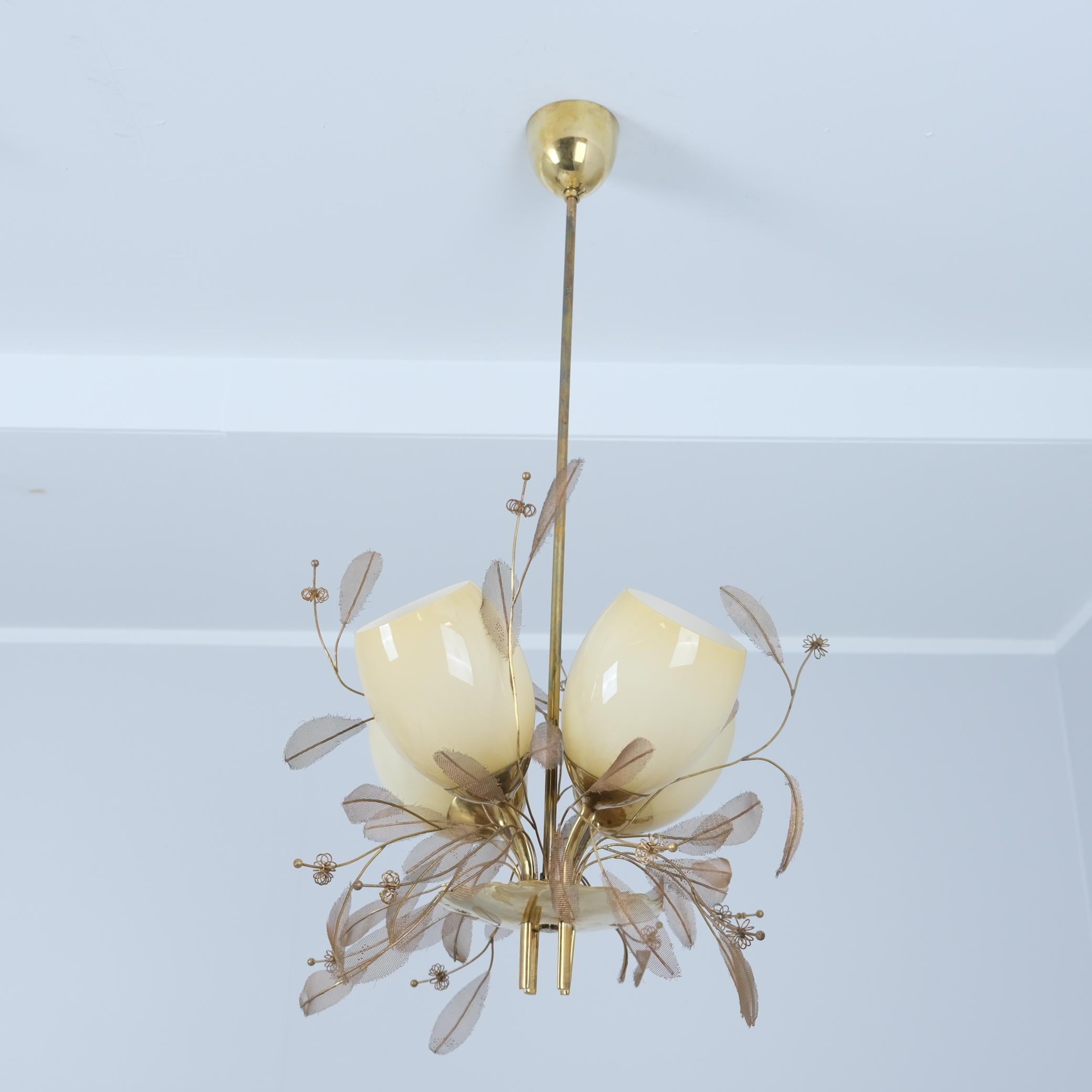 Le lustre 9029, absolument magnifique et classique, a été conçu par Paavo Tynell et fabriqué par Taito Oy en Finlande dans les années 1950. Le modèle 9029 existe en plusieurs tailles différentes, celle-ci étant celle à quatre nuances. Certains