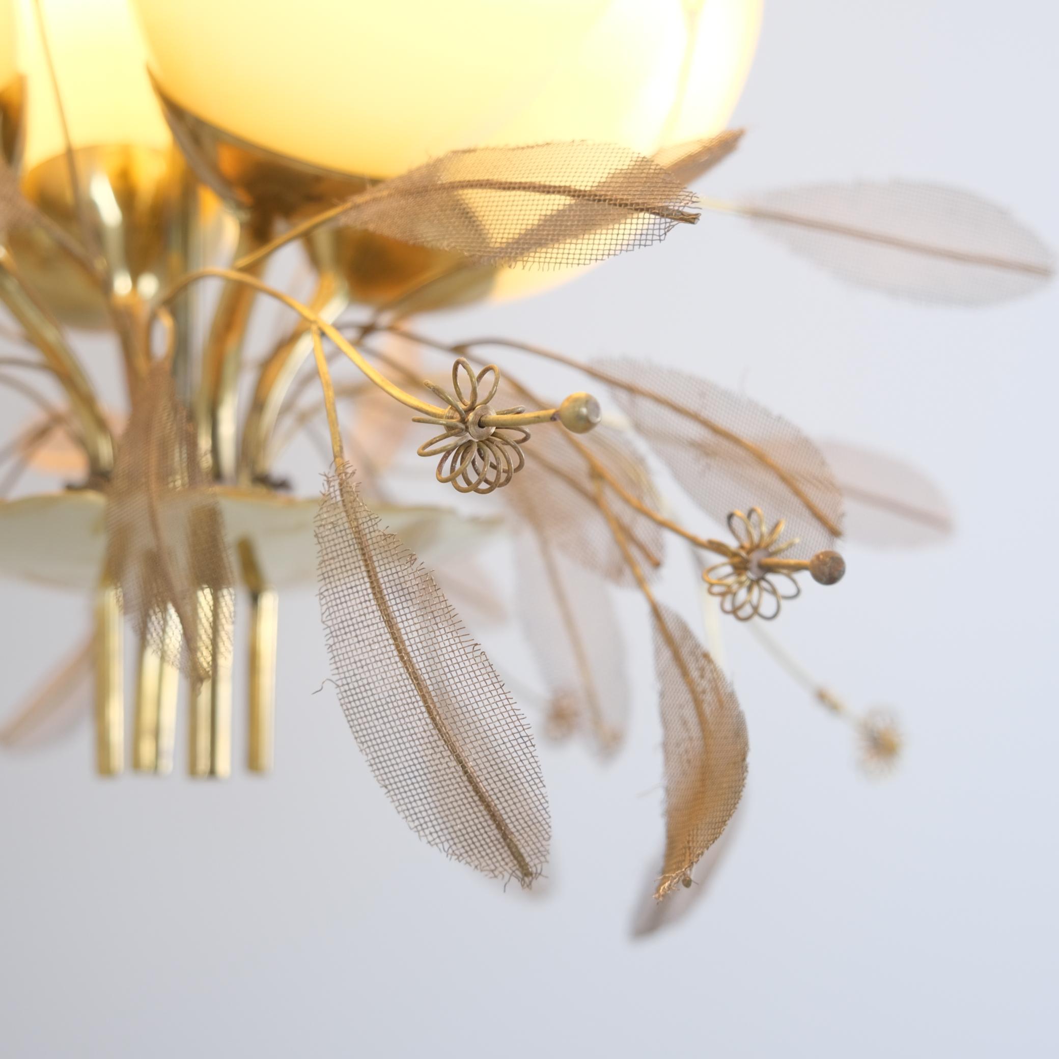 Milieu du XXe siècle Paavo Tynell Lustre Bouquet de mariée Modèle 9029/4, laiton et verre, Taito années 1950 en vente