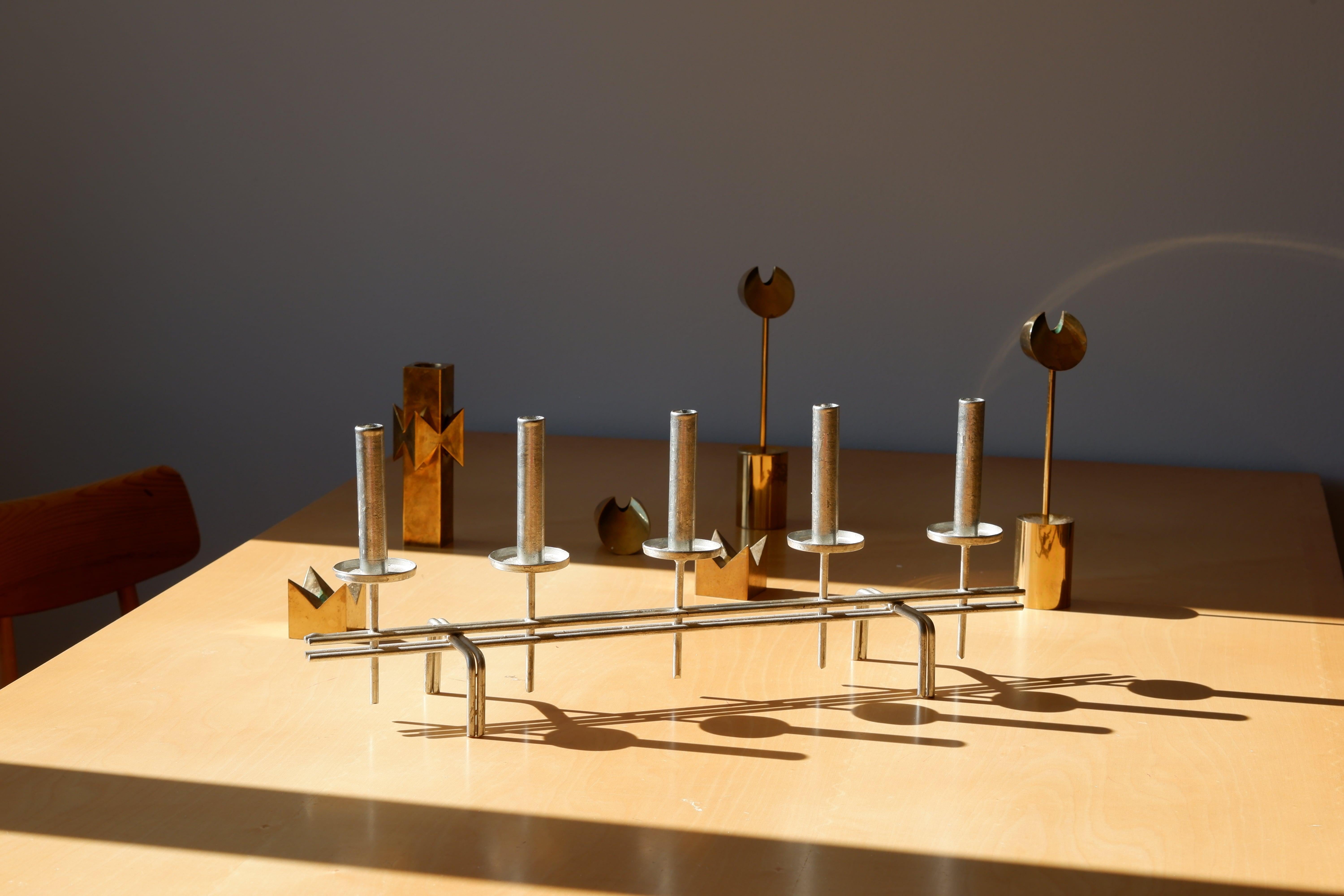 At the end of his artistic journey Paavo Tynell himself handcraft one last collection of candelholder that this model is part of. Made in nickel brass this candel holders is made of 6 candel holders and keeps Paavo Tynell modern vision of design.