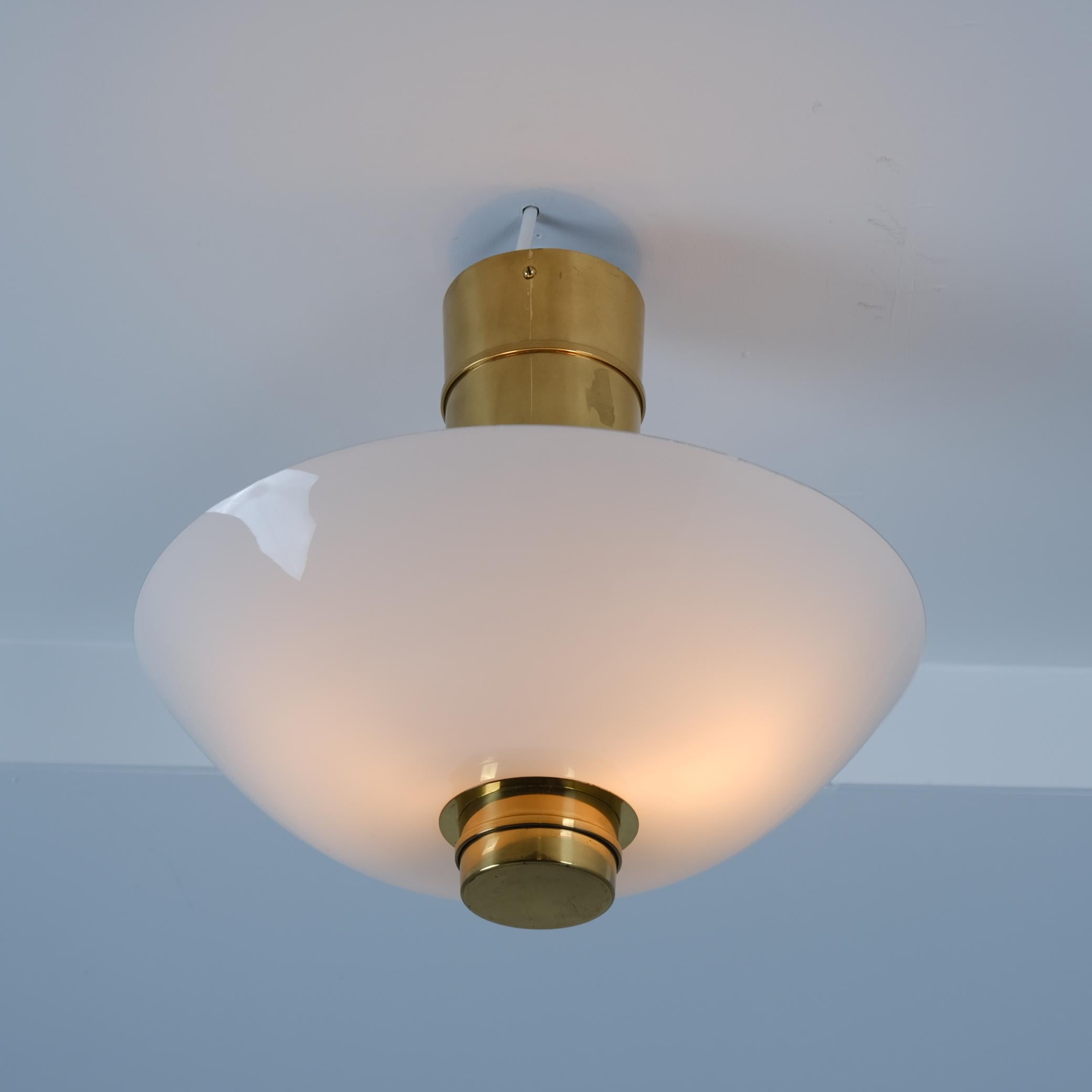 Scandinave moderne Paavo Tynell Plafonnier Cannon Shell modèle 9053 en laiton et verre, Idman années 1950 en vente